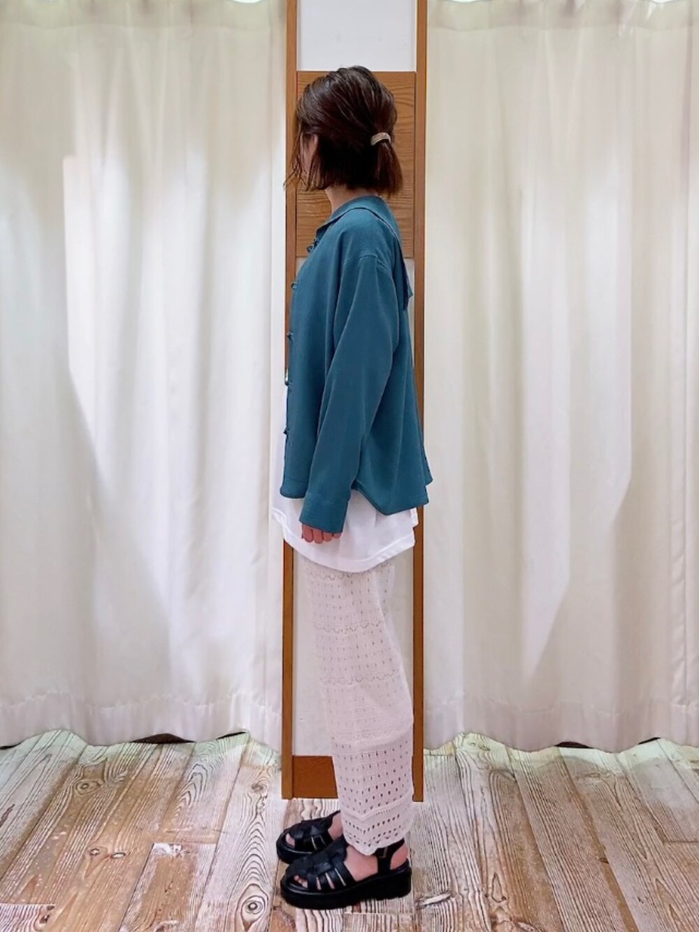 グリーン系のシャツ/ブラウス、ホワイト系のTシャツ/カットソー、ホワイト系のその他パンツを着用したレディースの春コーディネートの2枚目の写真