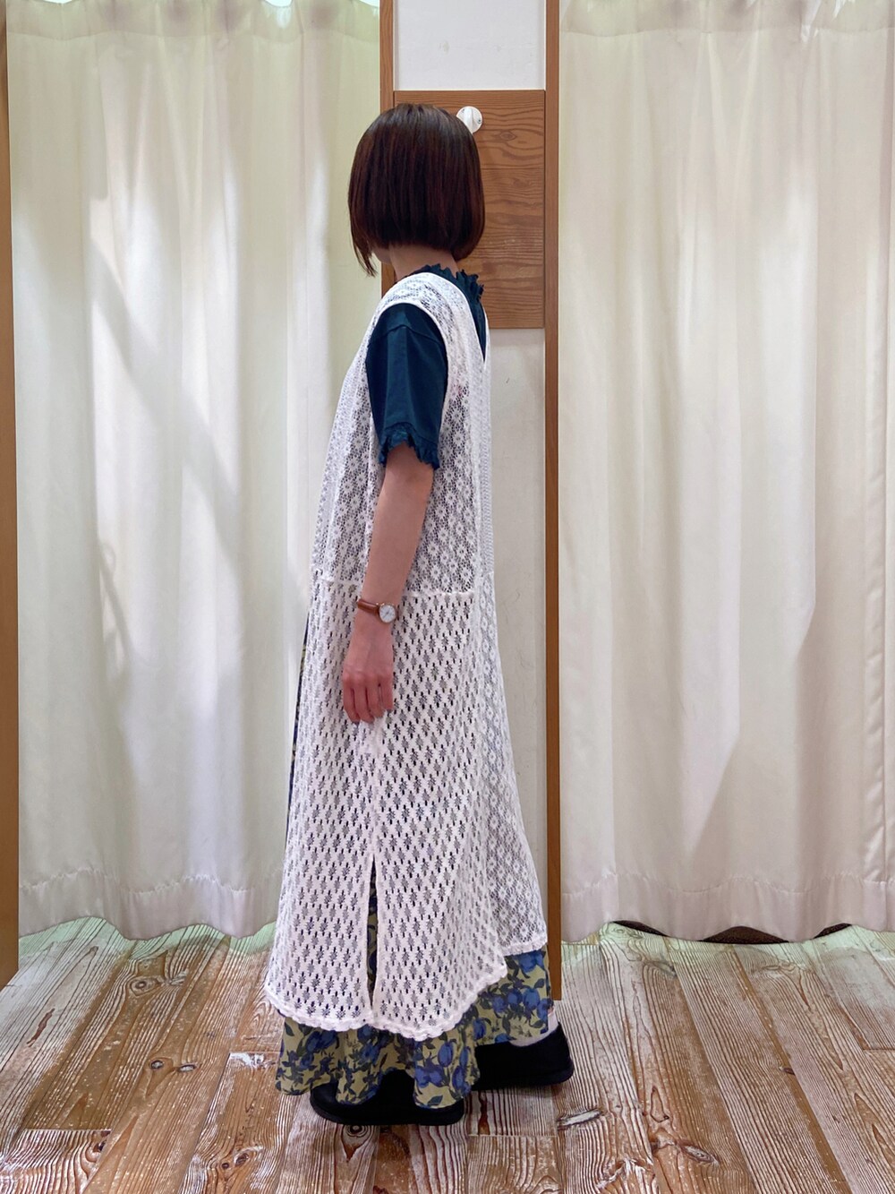 グリーン系のシャツ/ブラウス、ホワイト系のワンピース、イエロー系のスカートを着用したレディースの夏コーディネートの2枚目の写真