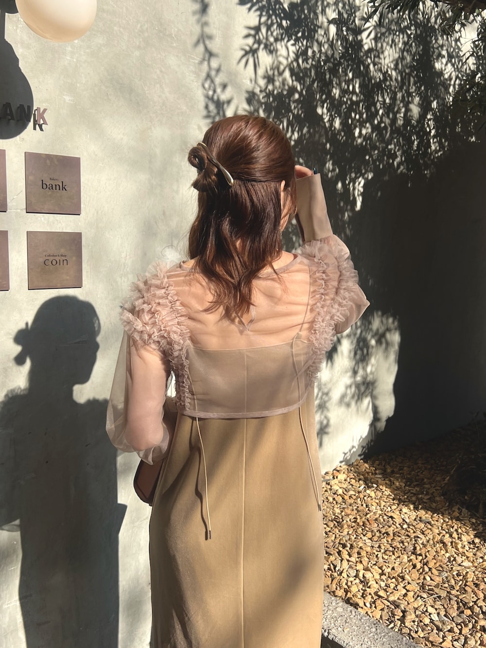 ブラック系のブーツを着用したレディースの冬コーディネートの4枚目の写真