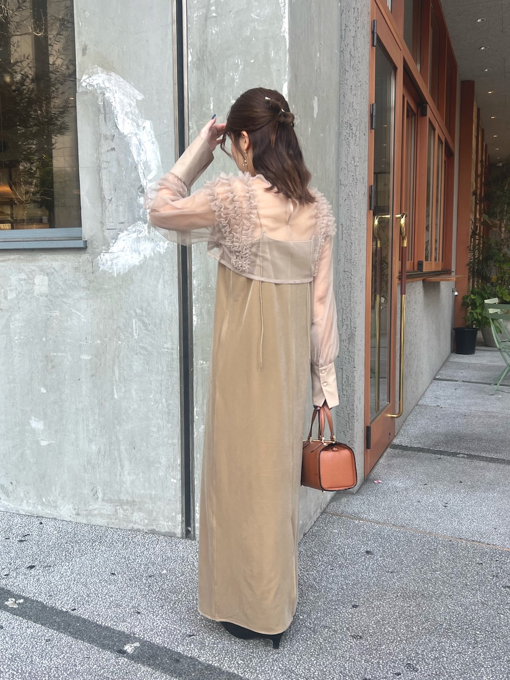 ブラック系のブーツを着用したレディースの冬コーディネートの2枚目の写真