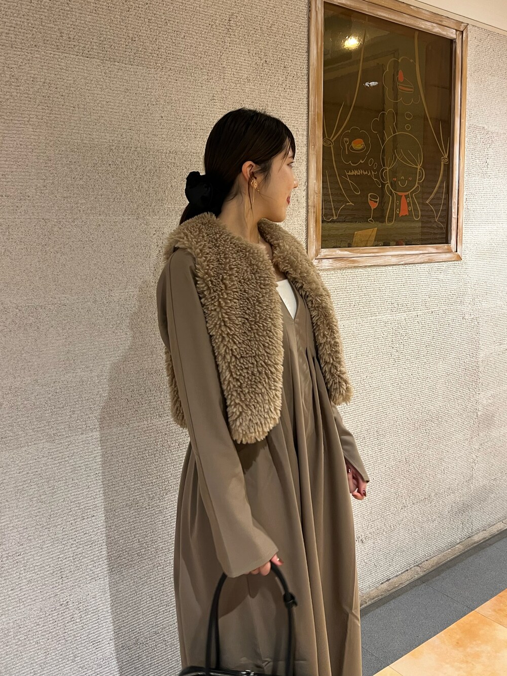 ブラック系のショルダーバッグ、ブラック系のブーツ、ホワイト系のワンピース/ドレスを着用したレディースの秋コーディネートの2枚目の写真