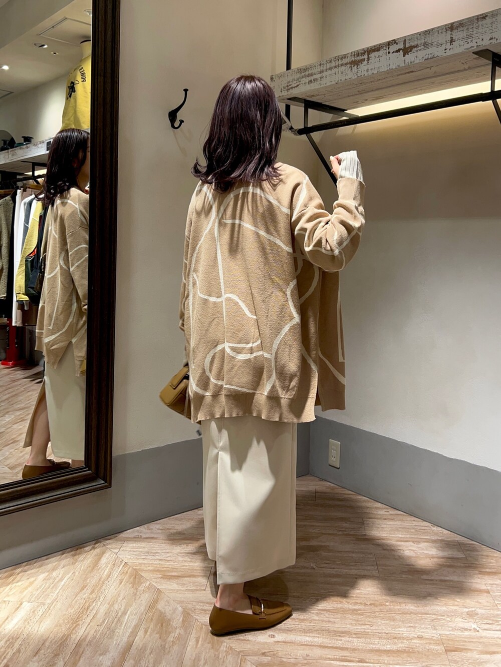 ベージュ系のローファー、ベージュ系のニット/セーター、ベージュ系のカーディガン/ボレロを着用したレディースの冬コーディネートの2枚目の写真