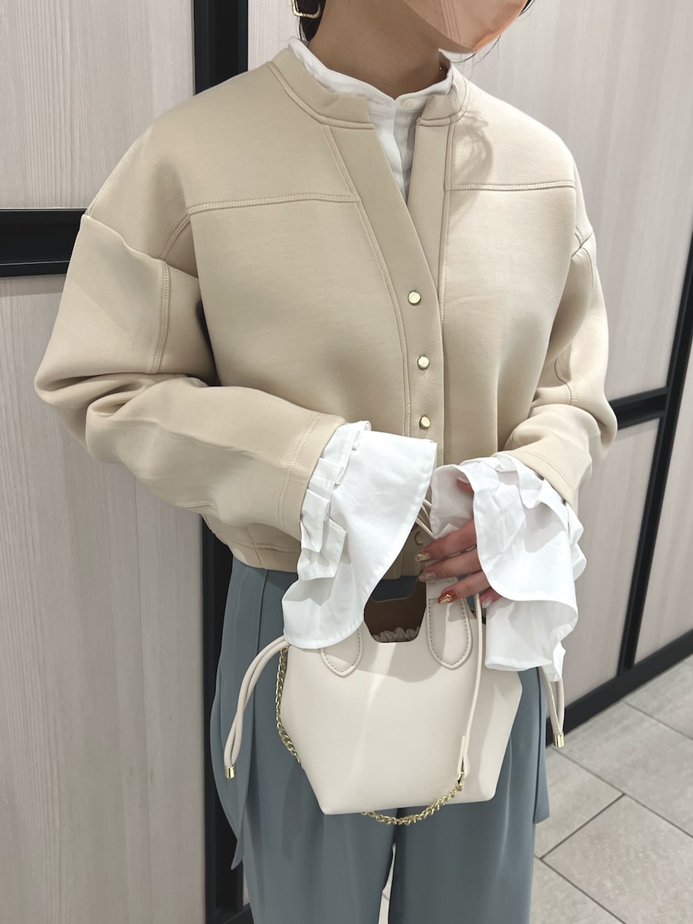 ピンク系のその他パンツ、ベージュ系のブーツ、ベージュ系のカーディガン/ボレロを着用したレディースの冬コーディネートの2枚目の写真