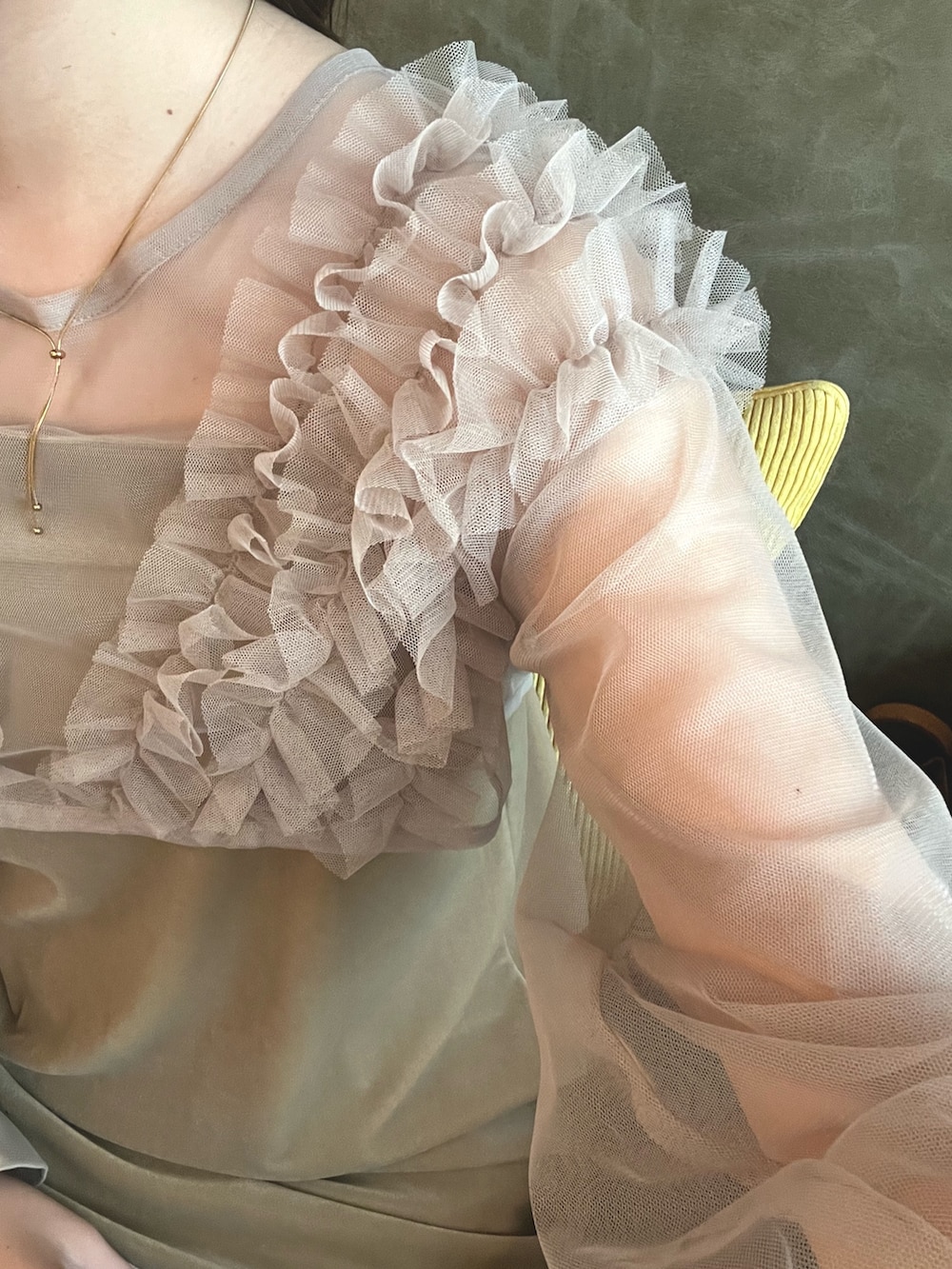 ブラック系のブーツを着用したレディースの冬コーディネートの3枚目の写真