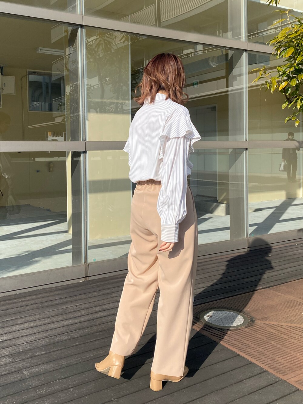 ベージュ系のその他シューズ、ベージュ系のシャツ/ブラウス、ホワイト系のその他パンツを着用したレディースの冬コーディネートの2枚目の写真