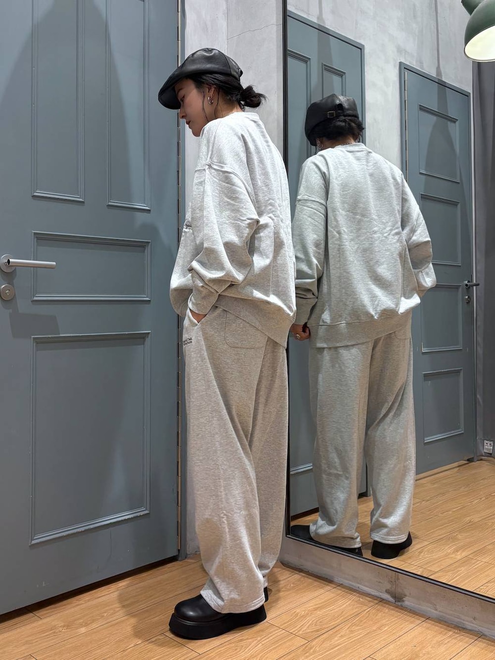 「着痩せ・細見え、オーバーサイズ、ストリート、ローリーズスタイル_LOWRYS FARM、大人女子カジュアル_LOWRYS FARM、体型カバー、ゆったり、カジュアル、LOWRYS FARM、ボブヘア、モノトーン」｜「LOWRYS FARMのハンチング  578363（ハンチング/ベレー帽、ブラック系）」を使った、Tenさん（レディース・163cm）の秋コーディネートの2枚目の写真