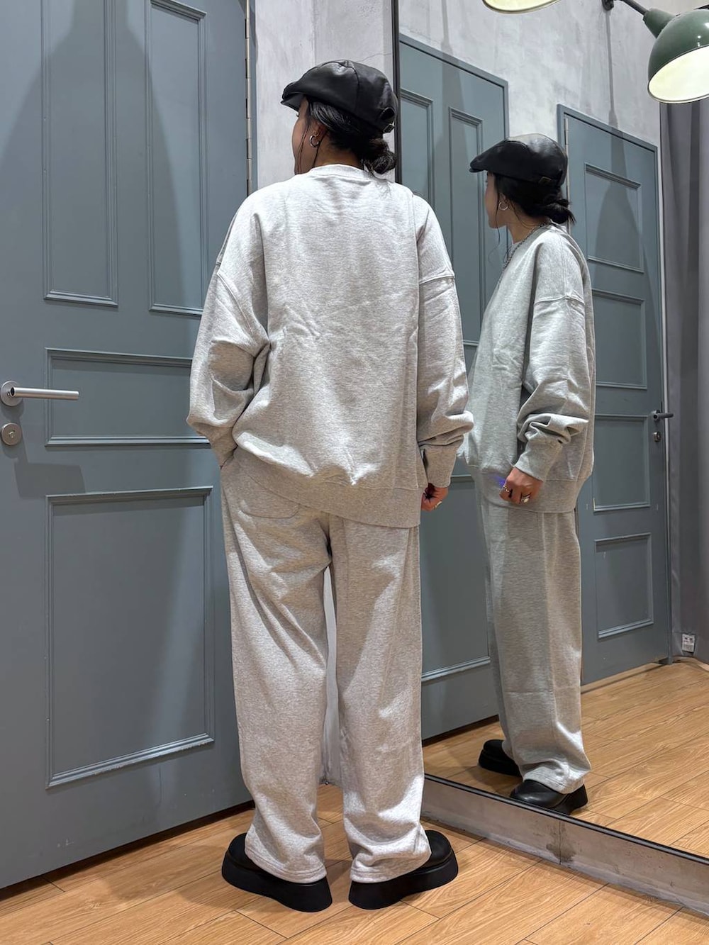 「着痩せ・細見え、オーバーサイズ、ストリート、ローリーズスタイル_LOWRYS FARM、大人女子カジュアル_LOWRYS FARM、体型カバー、ゆったり、カジュアル、LOWRYS FARM、ボブヘア、モノトーン」｜「LOWRYS FARMのハンチング  578363（ハンチング/ベレー帽、ブラック系）」を使った、Tenさん（レディース・163cm）の秋コーディネートの3枚目の写真