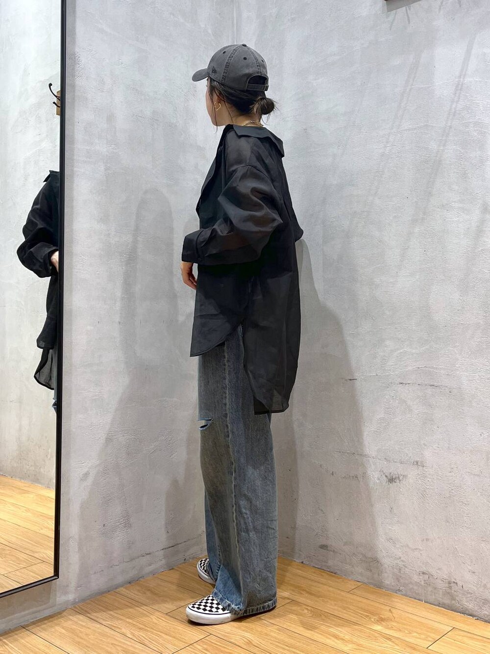 「着痩せ・細見え、オーバーサイズ、ストリート、ローリーズスタイル_LOWRYS FARM、大人女子カジュアル_LOWRYS FARM、体型カバー、ボブヘア、ハイトーン系_ヘアカラー、ゆったり、カジュアル、LOWRYS FARM」｜「LOWRYS FARMのスタイルＵＰクロスカップキャミ　100757（Tシャツ/カットソー、ブラック系）」を使った、Tenさん（レディース・163cm）の春コーディネートの2枚目の写真