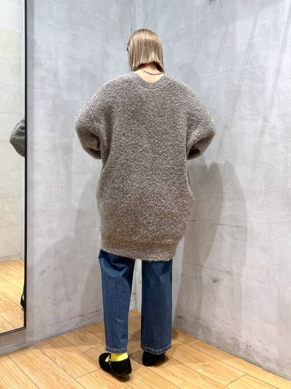 「ゆったり、LOWRYS FARM、ボブヘア、ハイトーン系_ヘアカラー、着痩せ・細見え、カジュアル、きれいめ、ローリーズスタイル_LOWRYS FARM、大人女子カジュアル_LOWRYS FARM、体型カバー、着痩せ」｜「LOWRYS FARMのスタイルＵＰカップＣＰ　177891（キャミソール、ブラック系）」を使った、Tenさん（レディース・163cm）の冬コーディネートの2枚目の写真