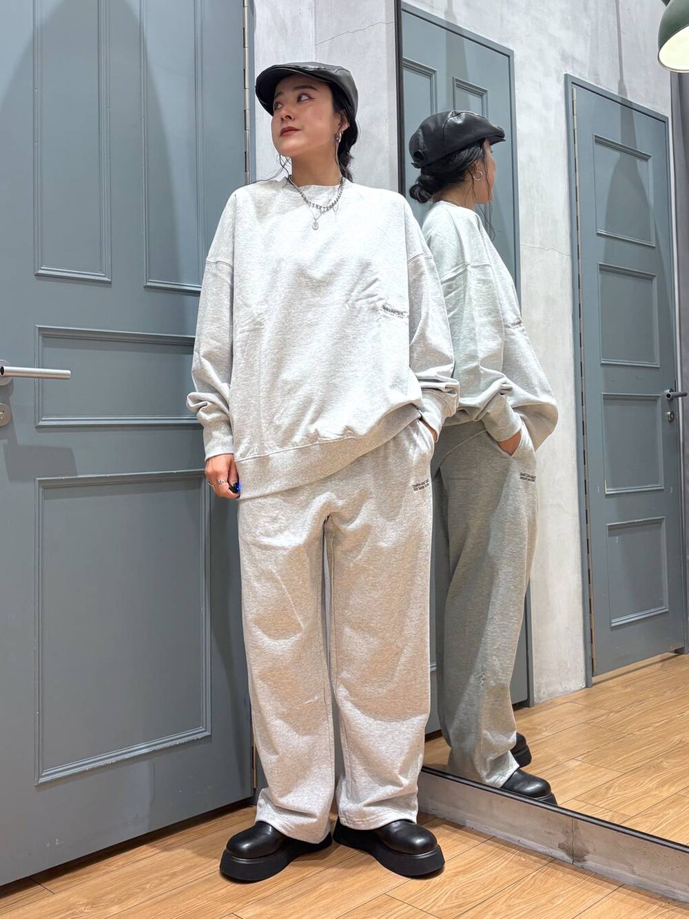 「着痩せ・細見え、オーバーサイズ、ストリート、ローリーズスタイル_LOWRYS FARM、大人女子カジュアル_LOWRYS FARM、体型カバー、ゆったり、カジュアル、LOWRYS FARM、ボブヘア、モノトーン」｜「LOWRYS FARMのハンチング  578363（ハンチング/ベレー帽、ブラック系）」を使った、Tenさん（レディース・163cm）の秋コーディネートの4枚目の写真