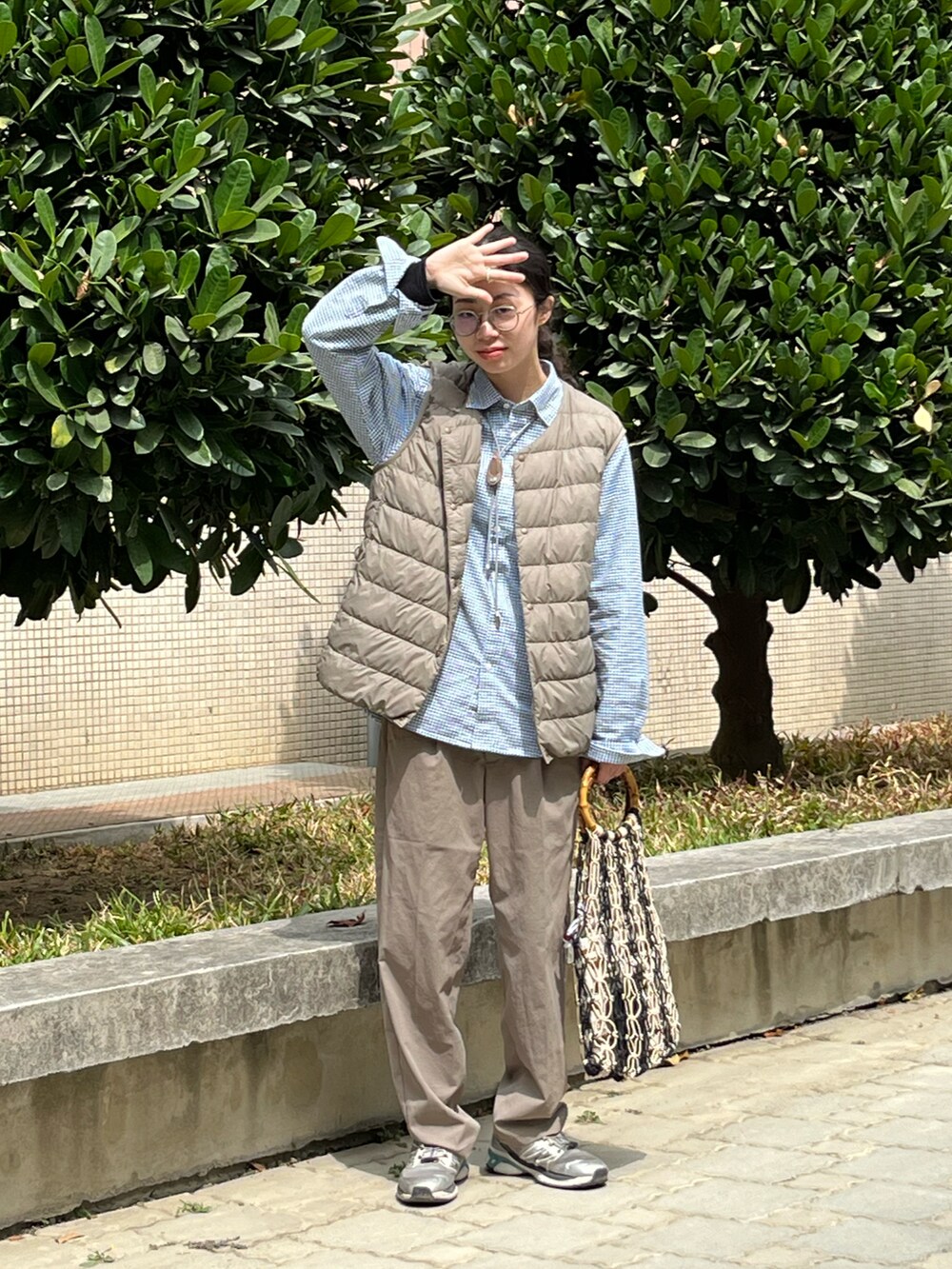 ブラウン系のチノパンツ、ブルー系のシャツ/ブラウス、シルバー系のスニーカーを着用したレディースの春コーディネートの2枚目の写真