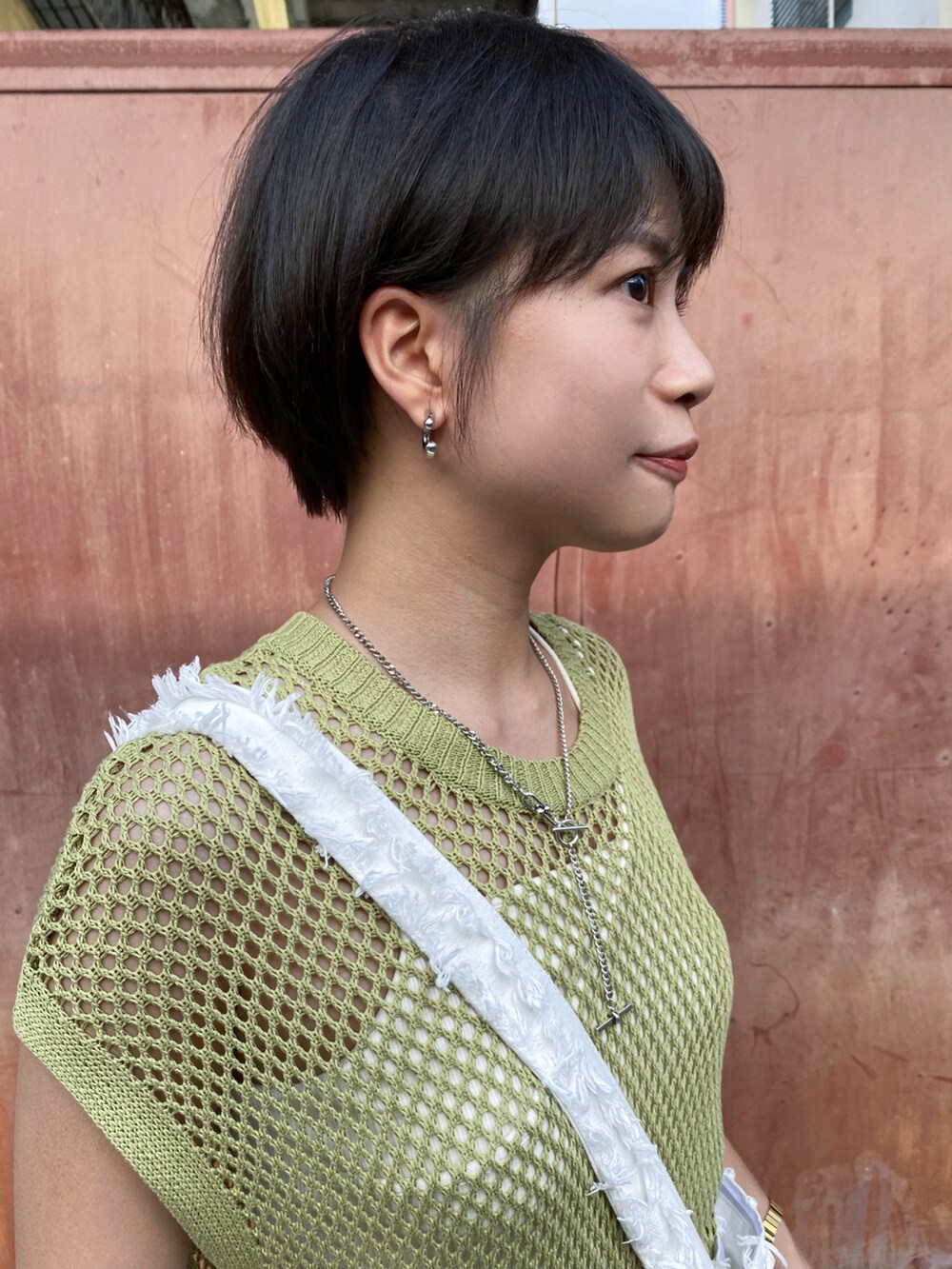 ベージュ系のチューブトップを着用したレディースの夏コーディネートの2枚目の写真