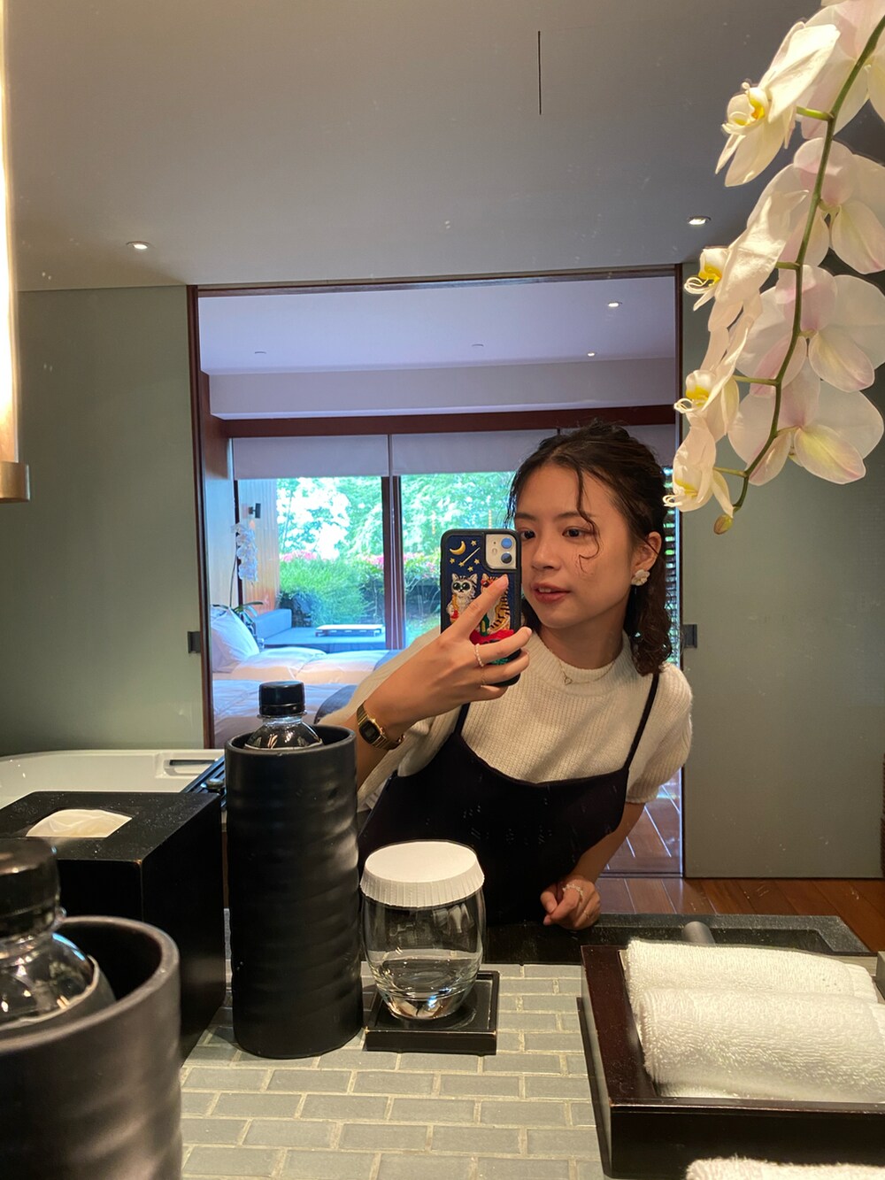 ベージュ系のスニーカー、オレンジ系のソックス/靴下を着用したレディースの春コーディネートの2枚目の写真