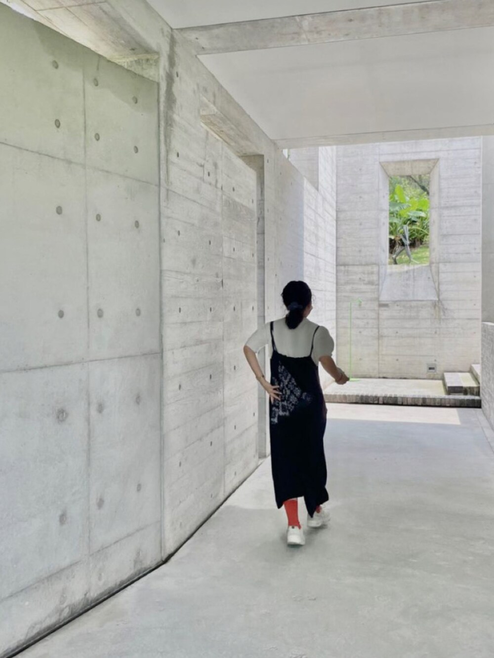 ベージュ系のスニーカー、オレンジ系のソックス/靴下を着用したレディースの春コーディネートの3枚目の写真