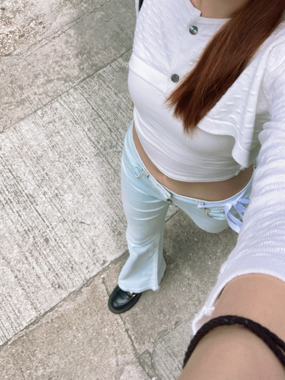 ブラック系のショルダーバッグを着用したレディースの秋コーディネートの3枚目の写真