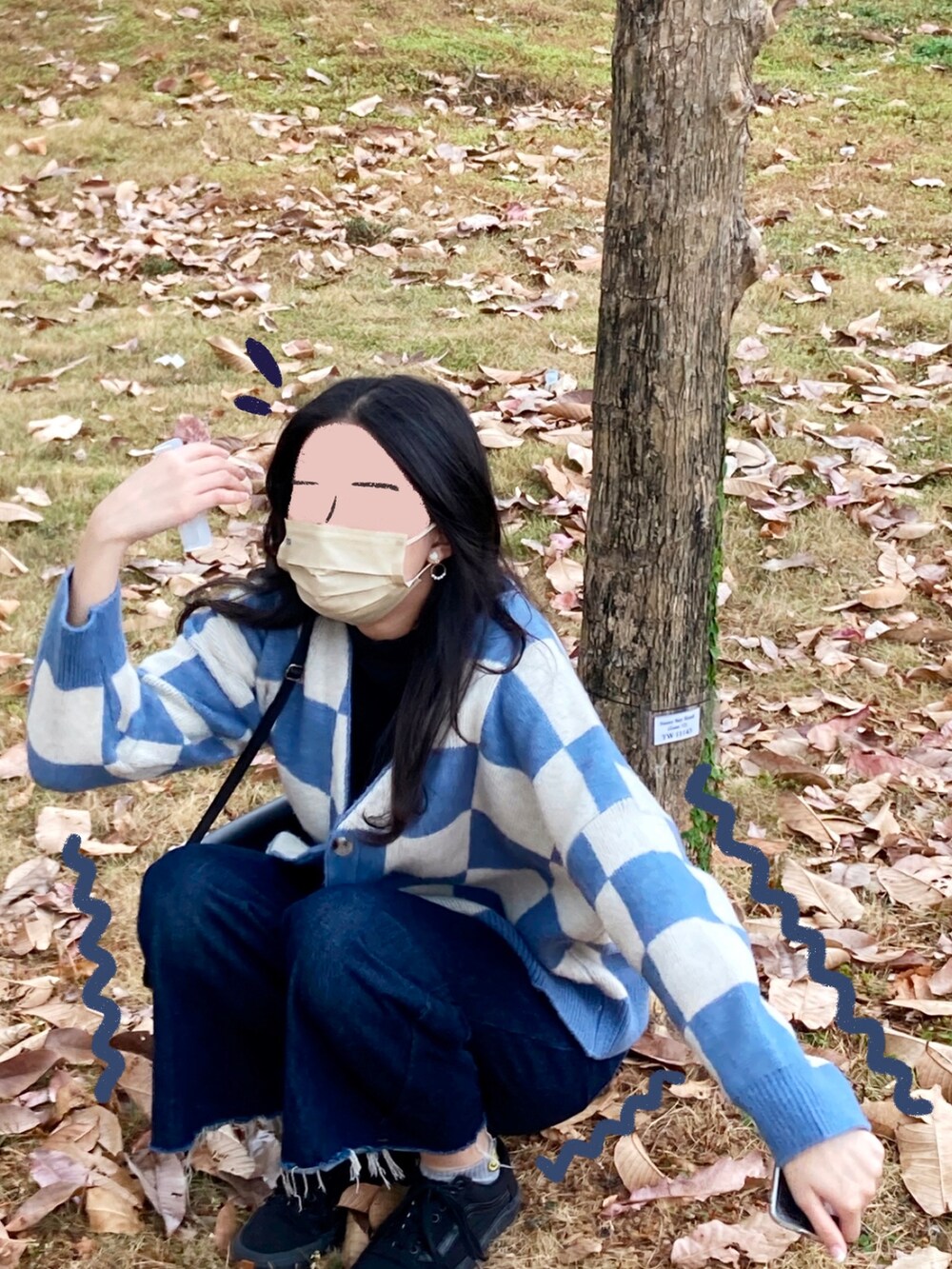 ブルー系のデニムパンツ、ブラック系のシューズ、ブラック系のバッグを着用したレディースの冬コーディネートの2枚目の写真