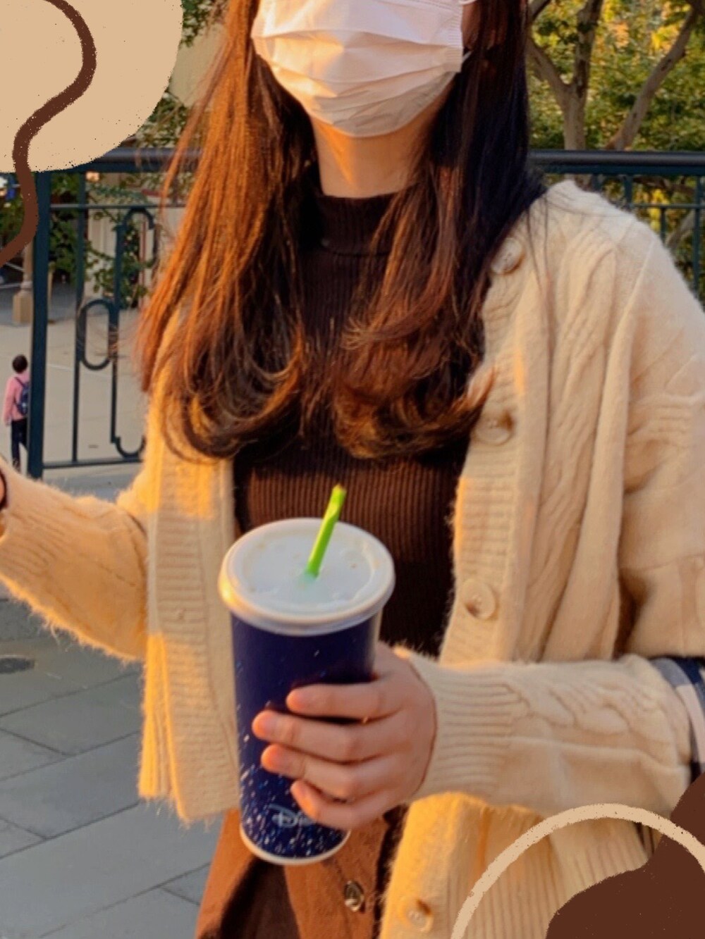 ブラウン系のスカート、ブラック系のシューズ、ブルー系のバッグを着用したレディースの冬コーディネートの2枚目の写真