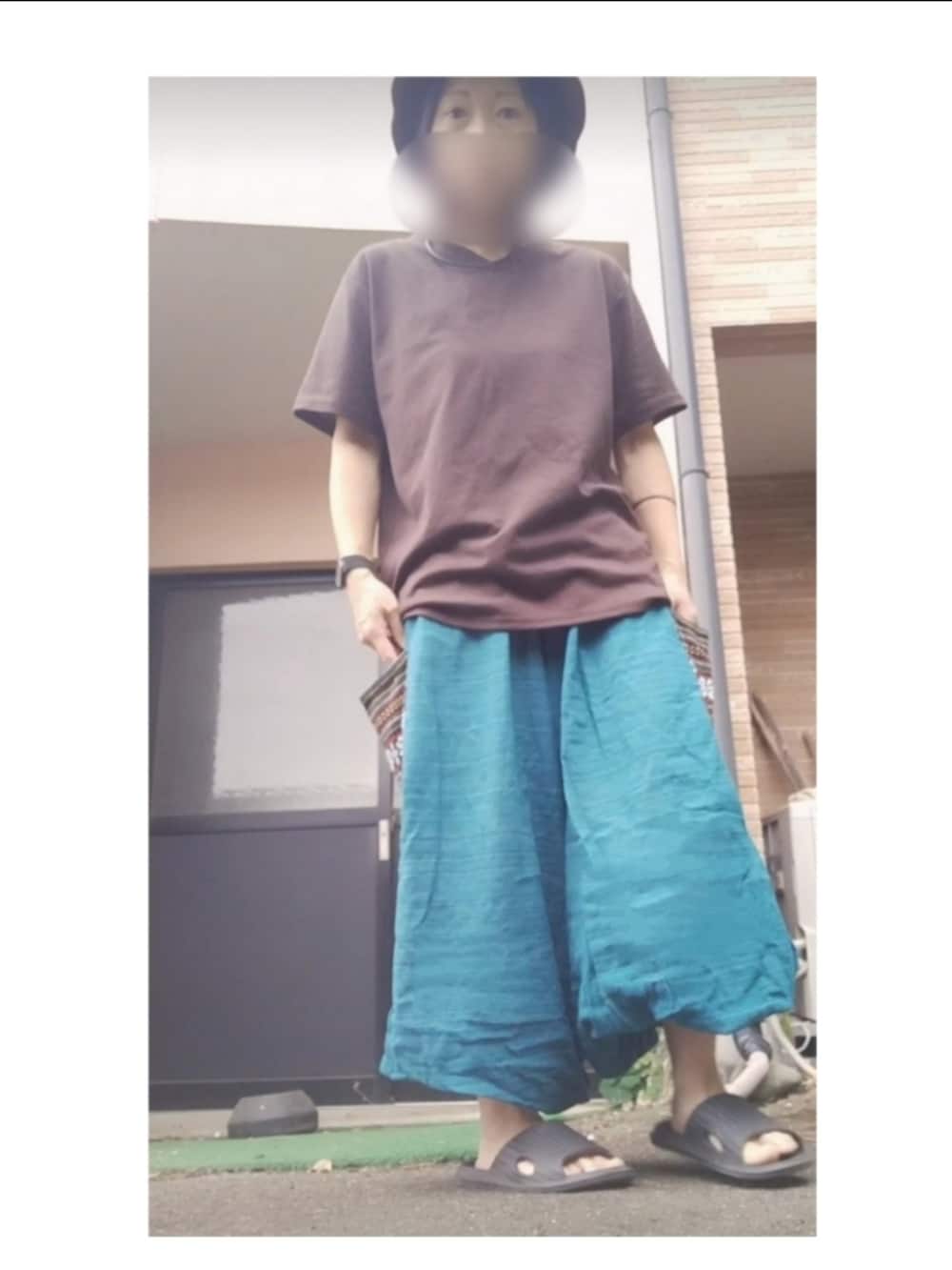 グリーン系のパンツを着用したレディースの夏コーディネートの3枚目の写真
