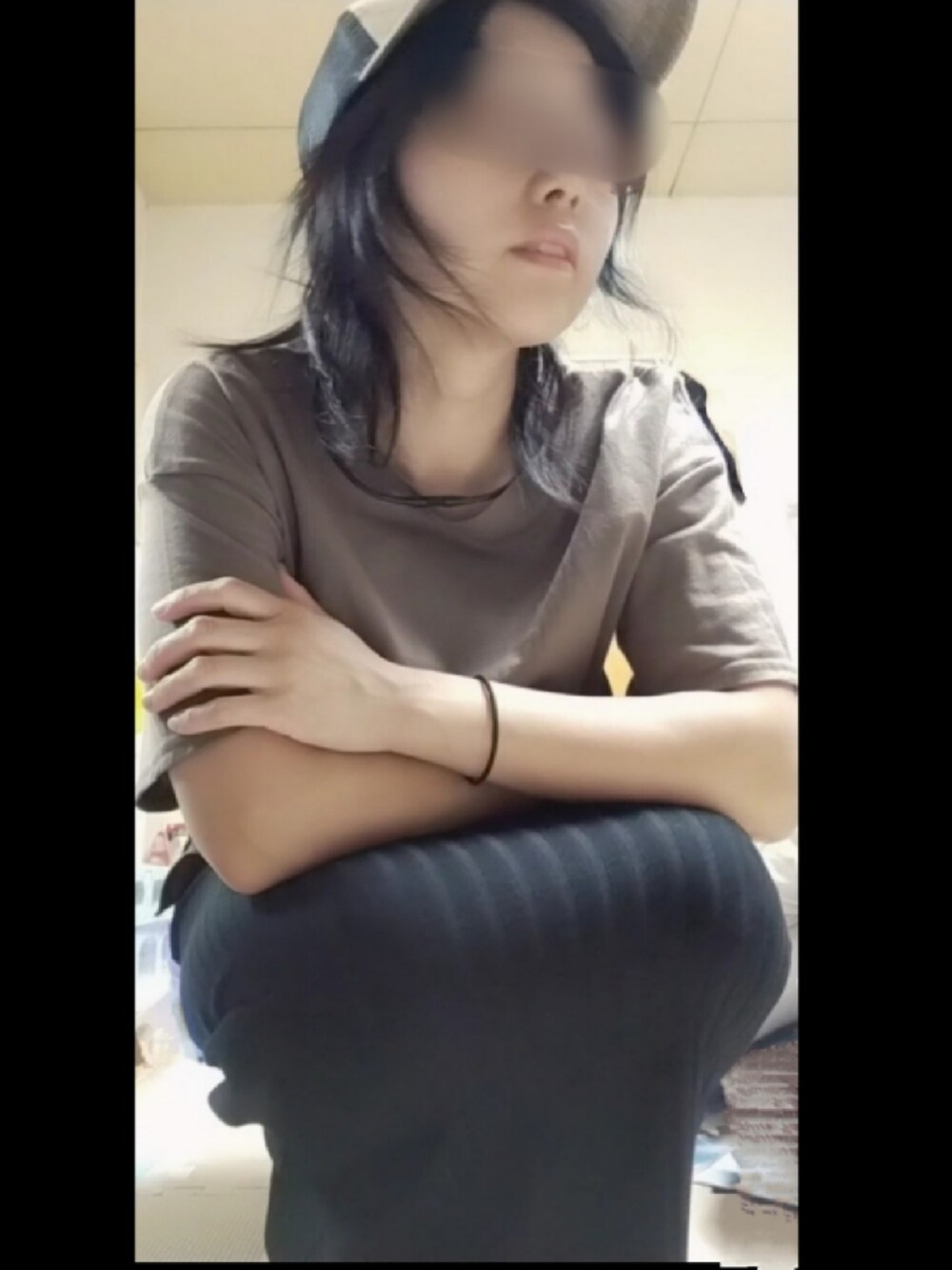 ブラック系のスカートを着用したレディースの夏コーディネートの4枚目の写真