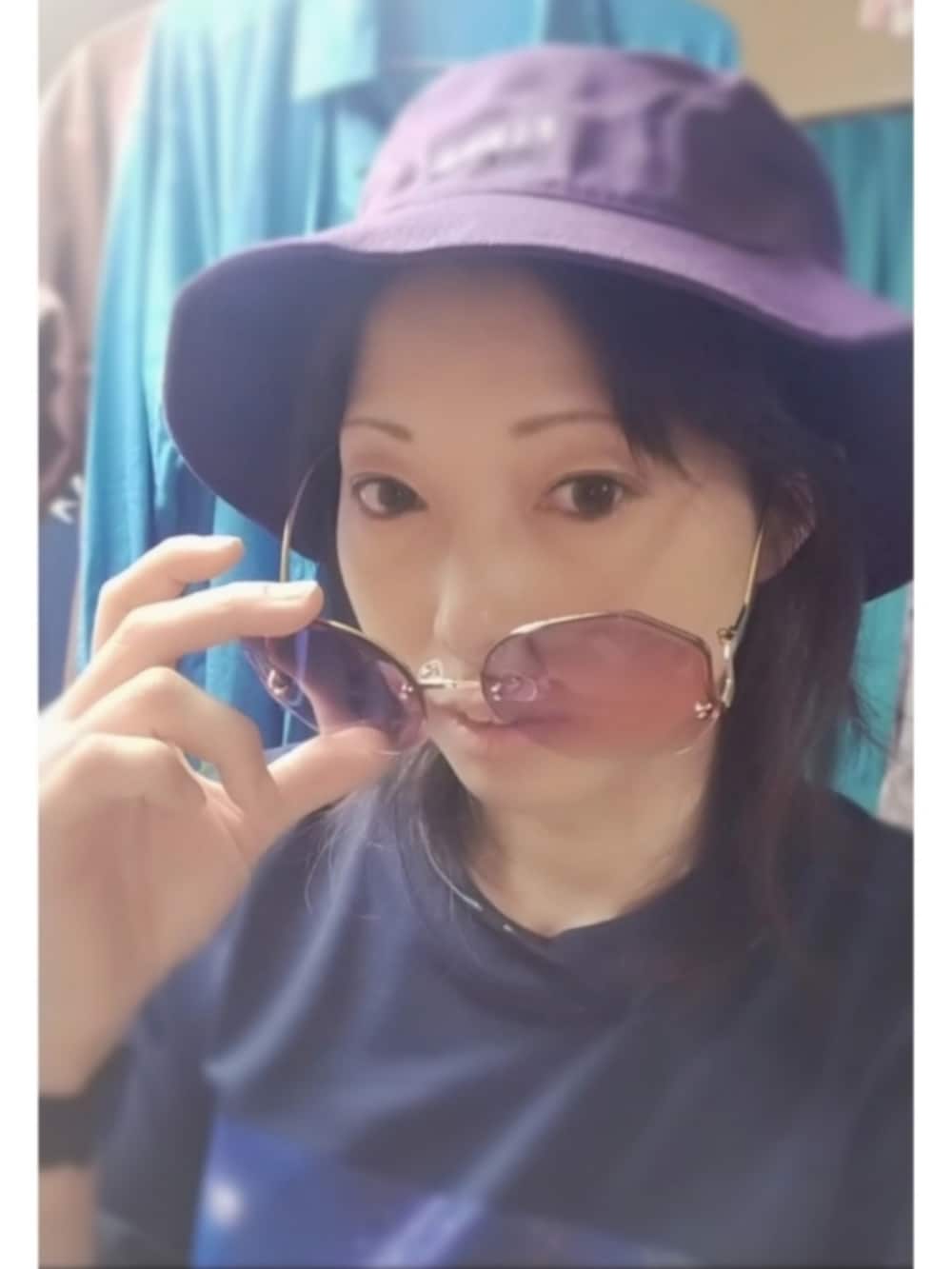 ブルー系のパンツを着用したレディースの夏コーディネートの4枚目の写真