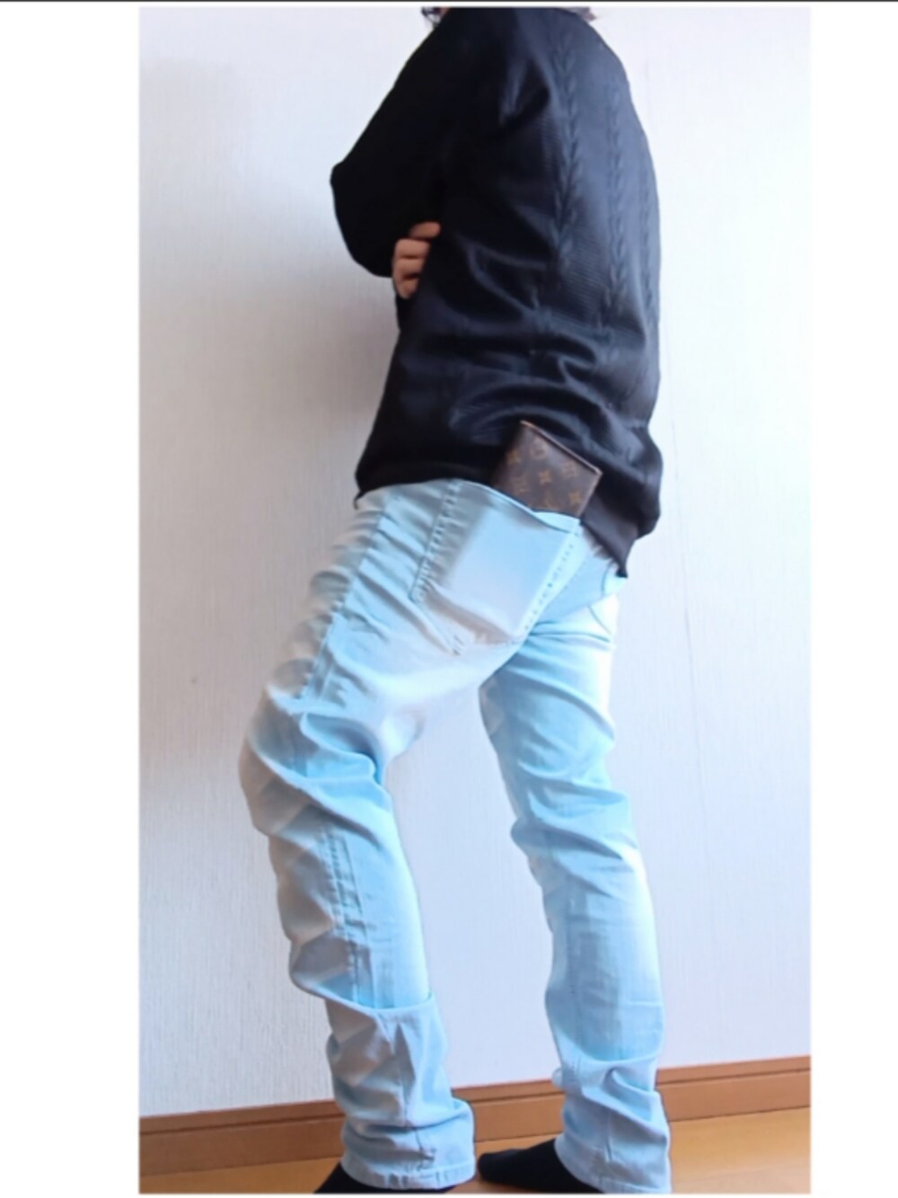 ブルー系のデニムパンツを着用したレディースの春コーディネートの2枚目の写真