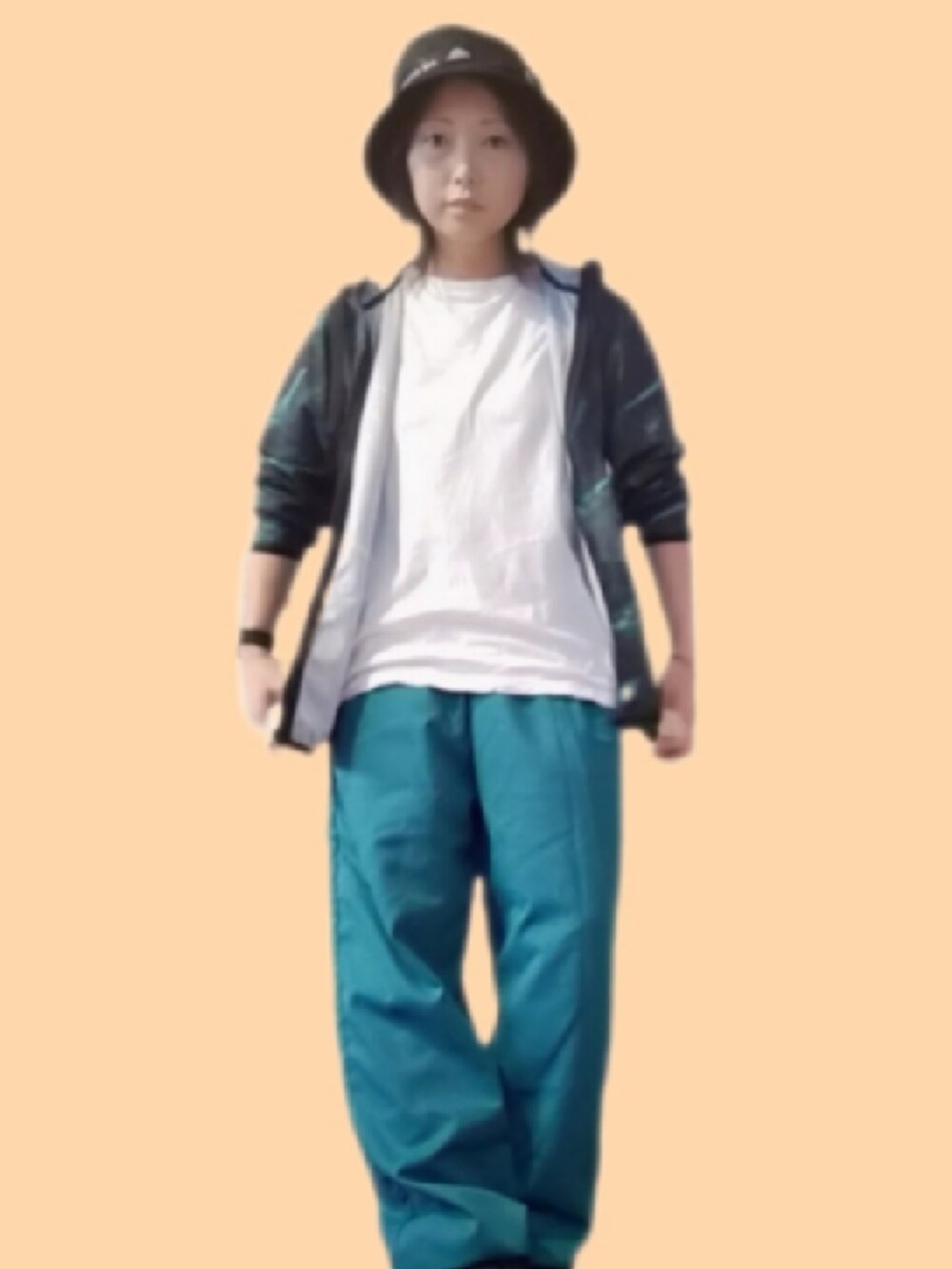 グリーン系のパンツを着用したレディースの夏コーディネートの3枚目の写真