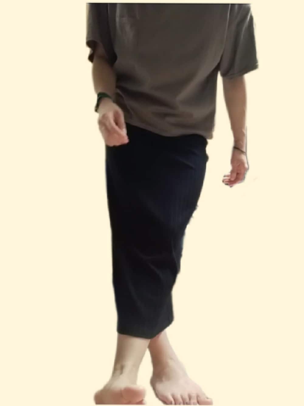 ブラック系のスカートを着用したレディースの夏コーディネートの3枚目の写真