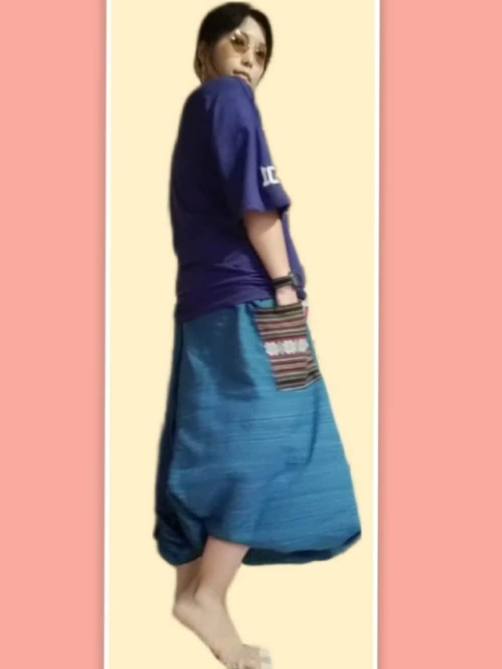グリーン系のその他パンツを着用したレディースの秋コーディネートの3枚目の写真