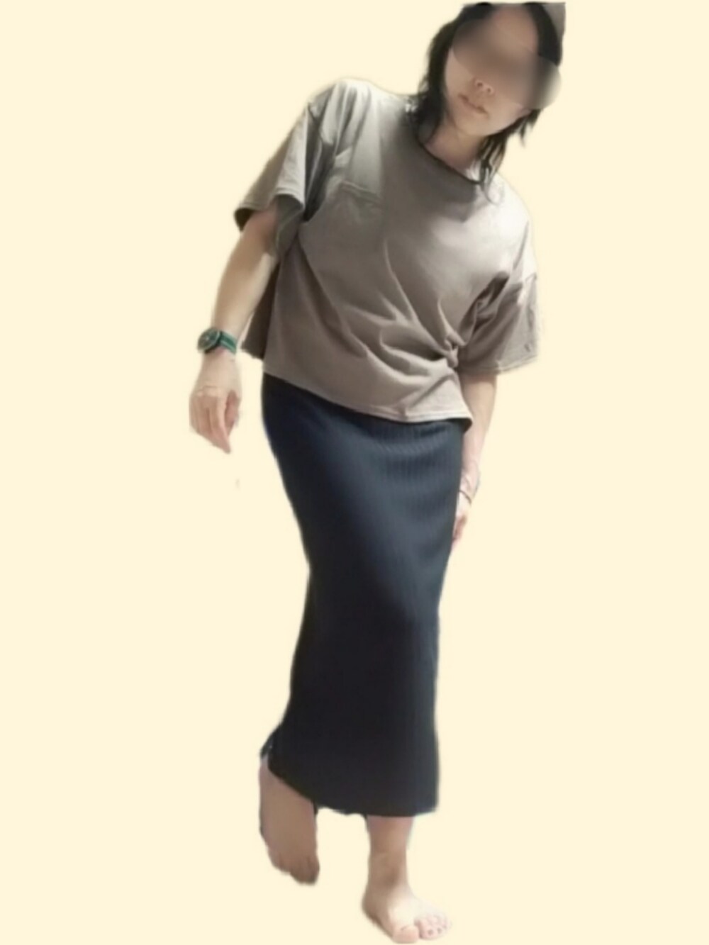 ブラック系のスカートを着用したレディースの夏コーディネートの2枚目の写真