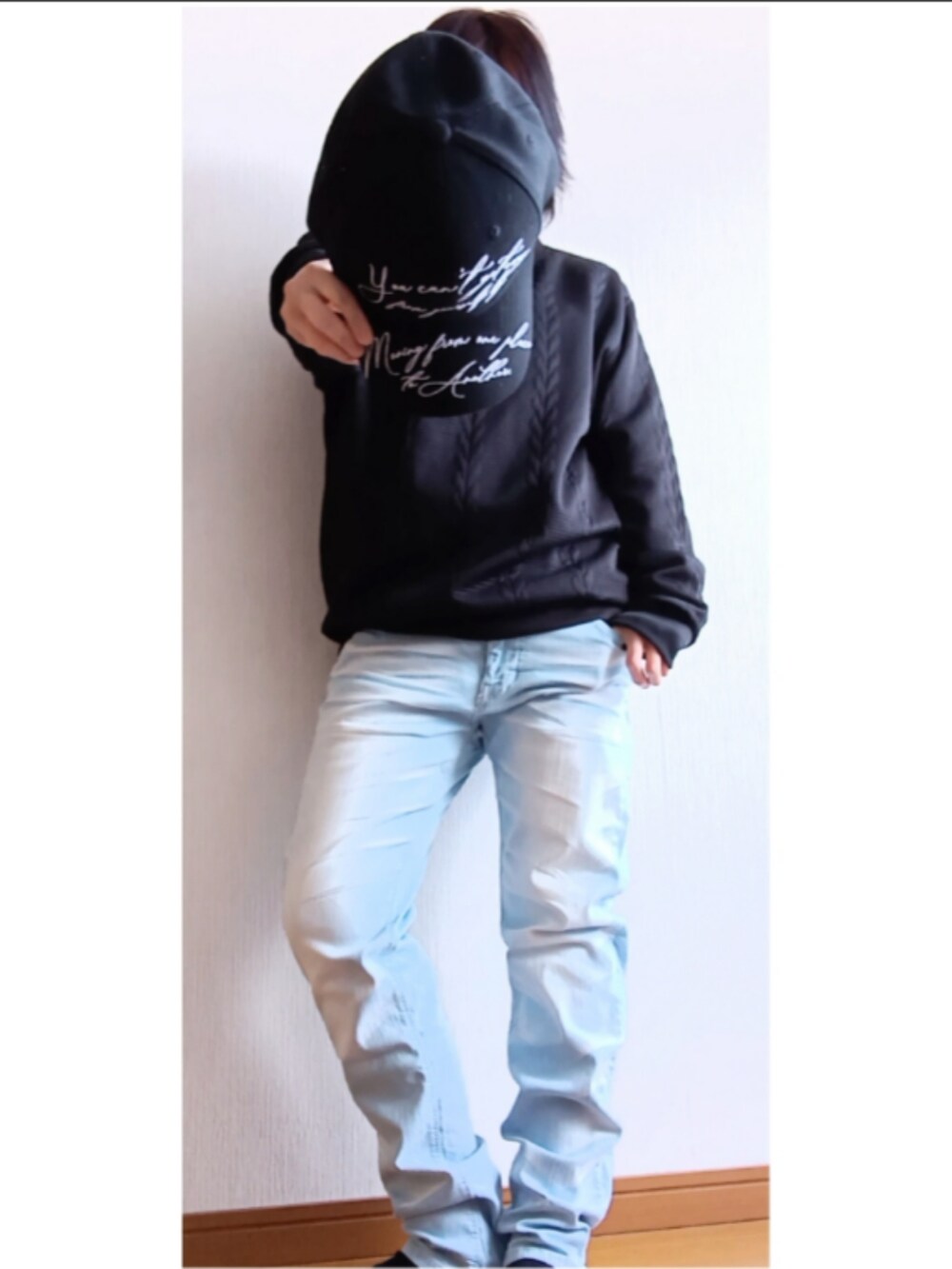 ブルー系のデニムパンツを着用したレディースの春コーディネートの3枚目の写真