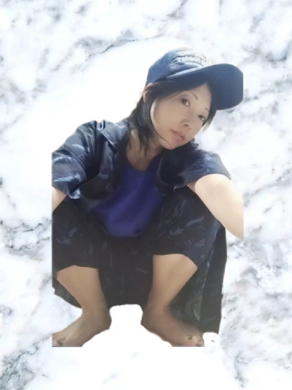 ブルー系のその他パンツを着用したレディースの夏コーディネートの4枚目の写真