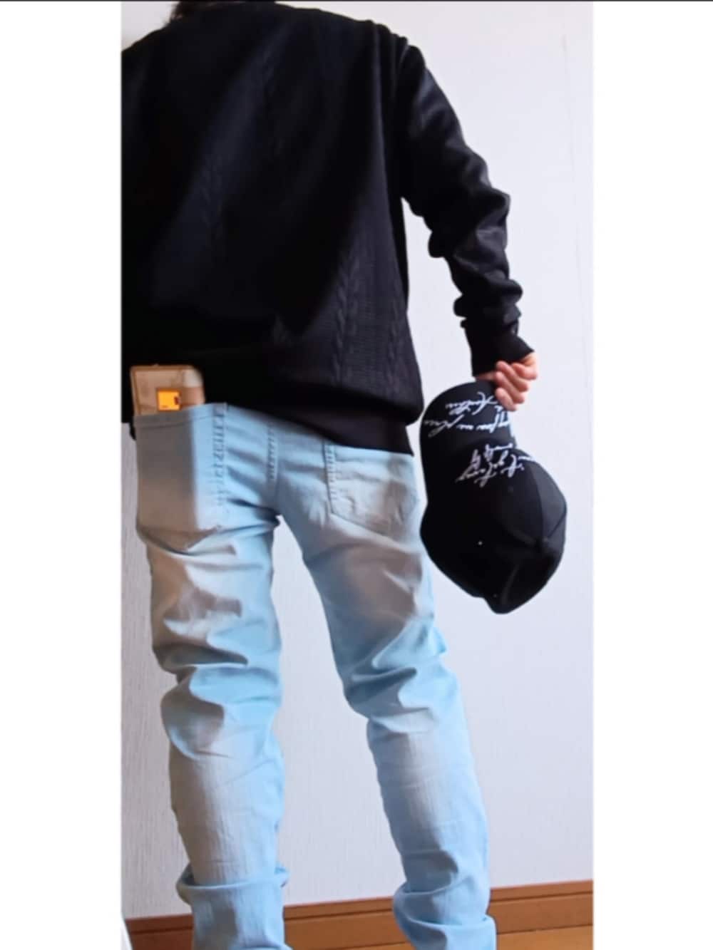 ブルー系のデニムパンツを着用したレディースの春コーディネートの4枚目の写真