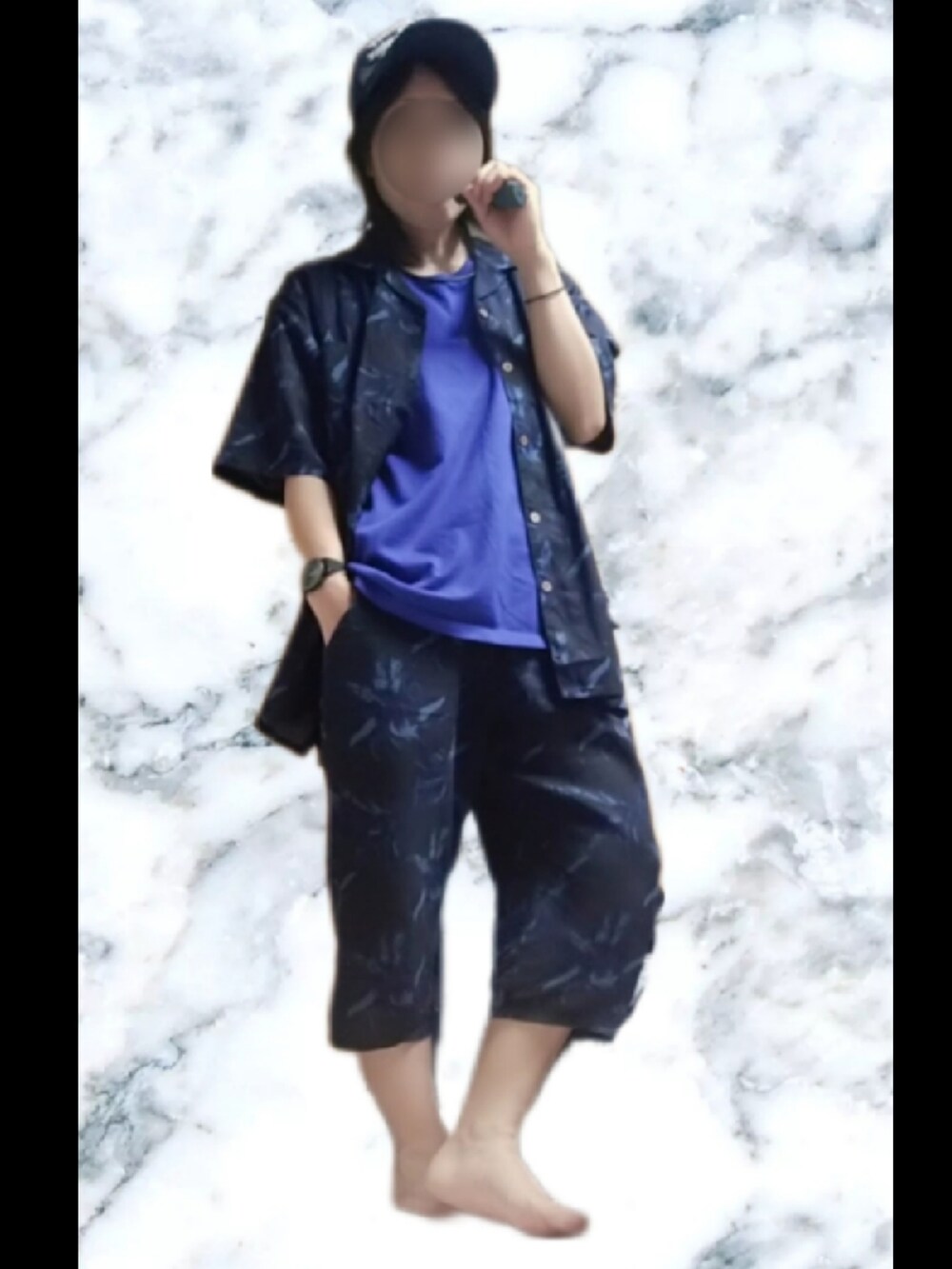 ブルー系のその他パンツを着用したレディースの夏コーディネートの2枚目の写真