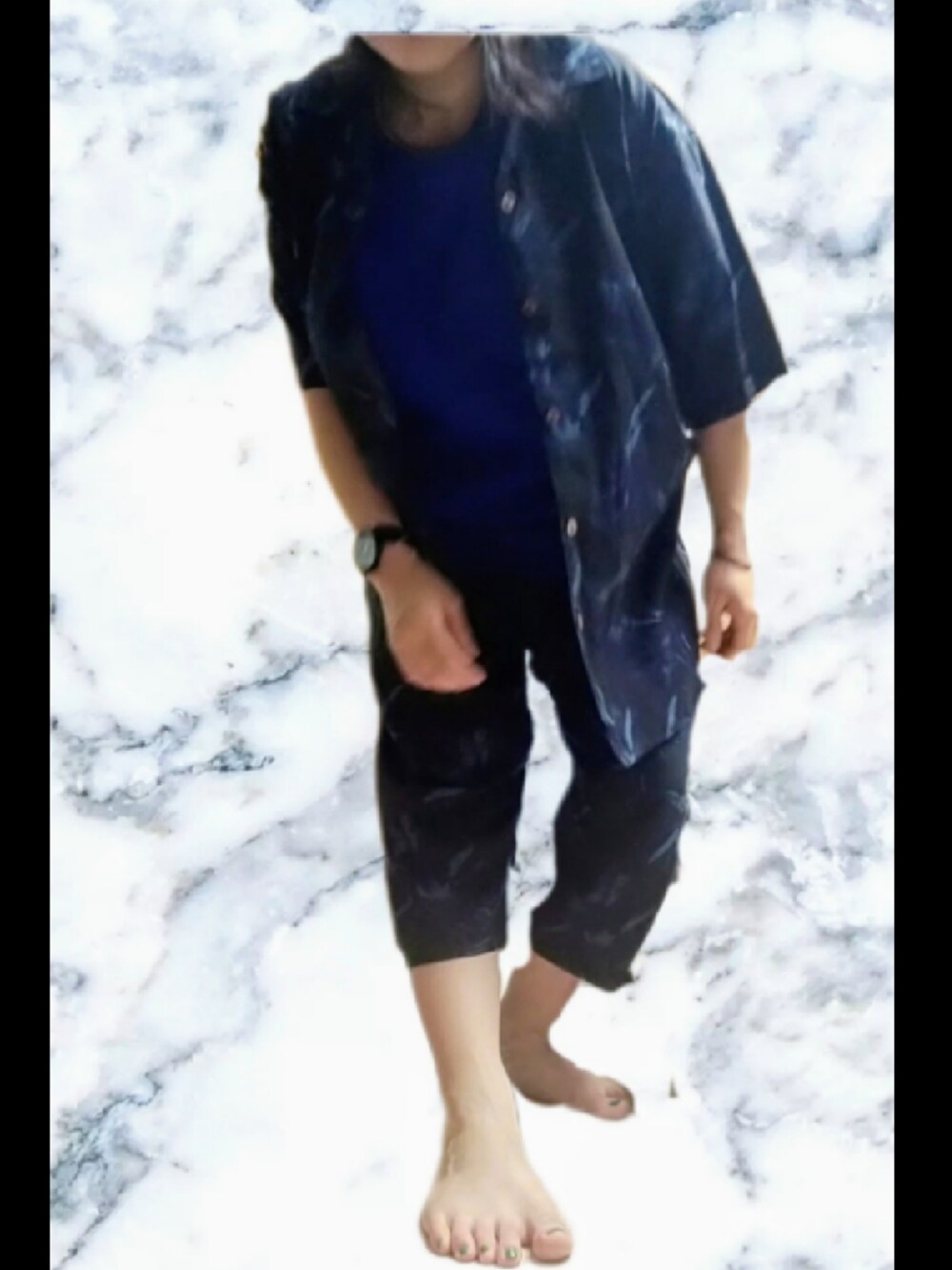 ブルー系のその他パンツを着用したレディースの夏コーディネートの3枚目の写真