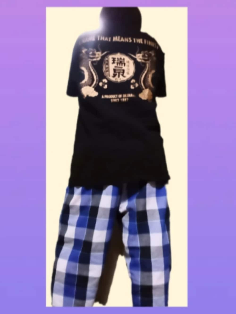ブラック系のTシャツ/カットソーを着用したレディースの夏コーディネートの3枚目の写真