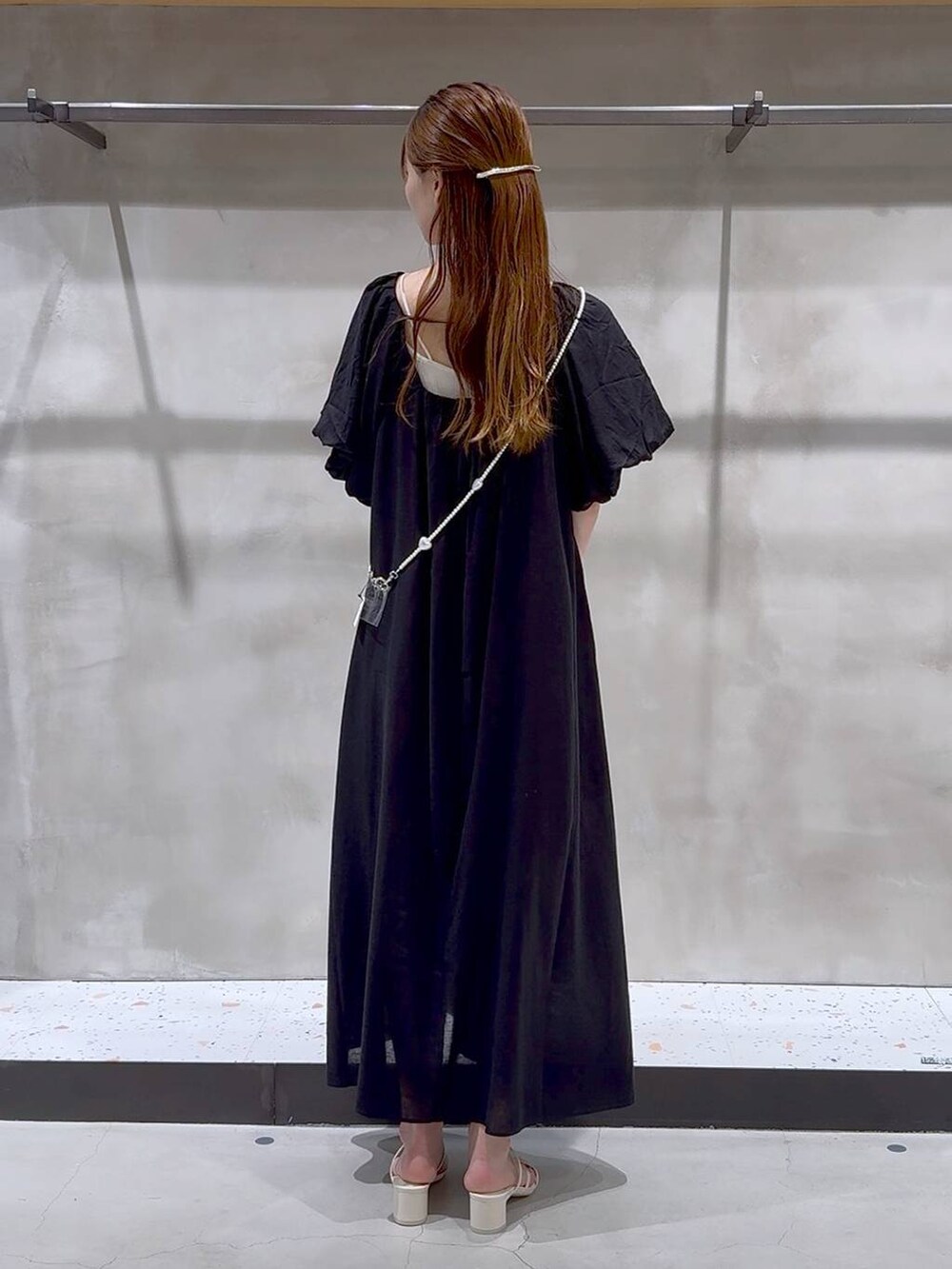 ベージュ系のキャミソール、ホワイト系のサンダル、ブラック系のワンピースを着用したレディースの夏コーディネートの5枚目の写真