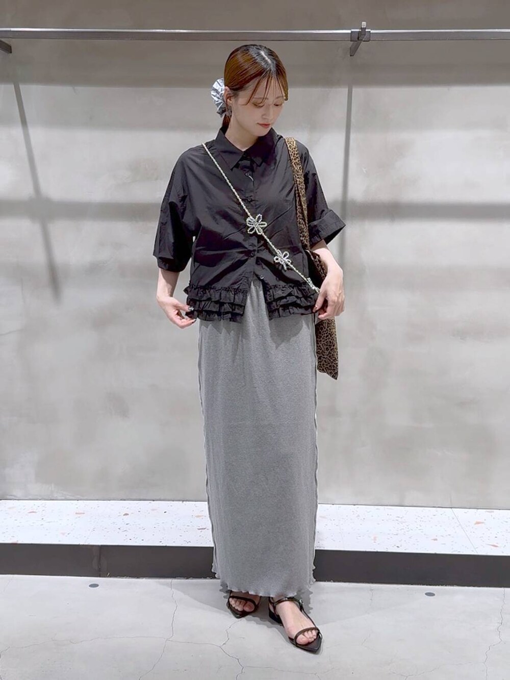 その他のトートバッグ、ブラック系のサンダル、グレー系のスカートを着用したレディースの夏コーディネートの3枚目の写真