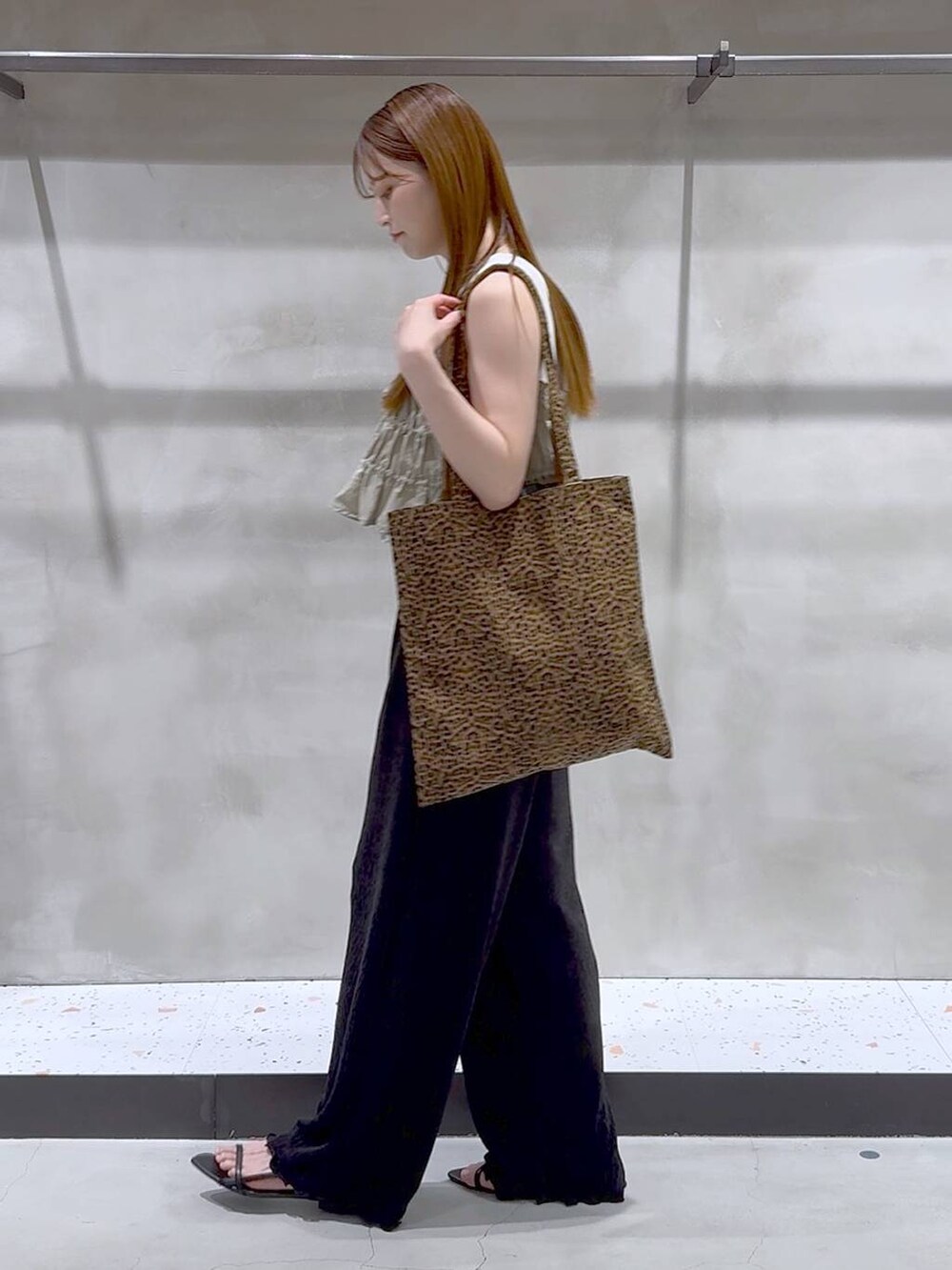 その他のトートバッグ、ブラック系のサンダル、ブラック系のその他パンツを着用したレディースの夏コーディネートの4枚目の写真