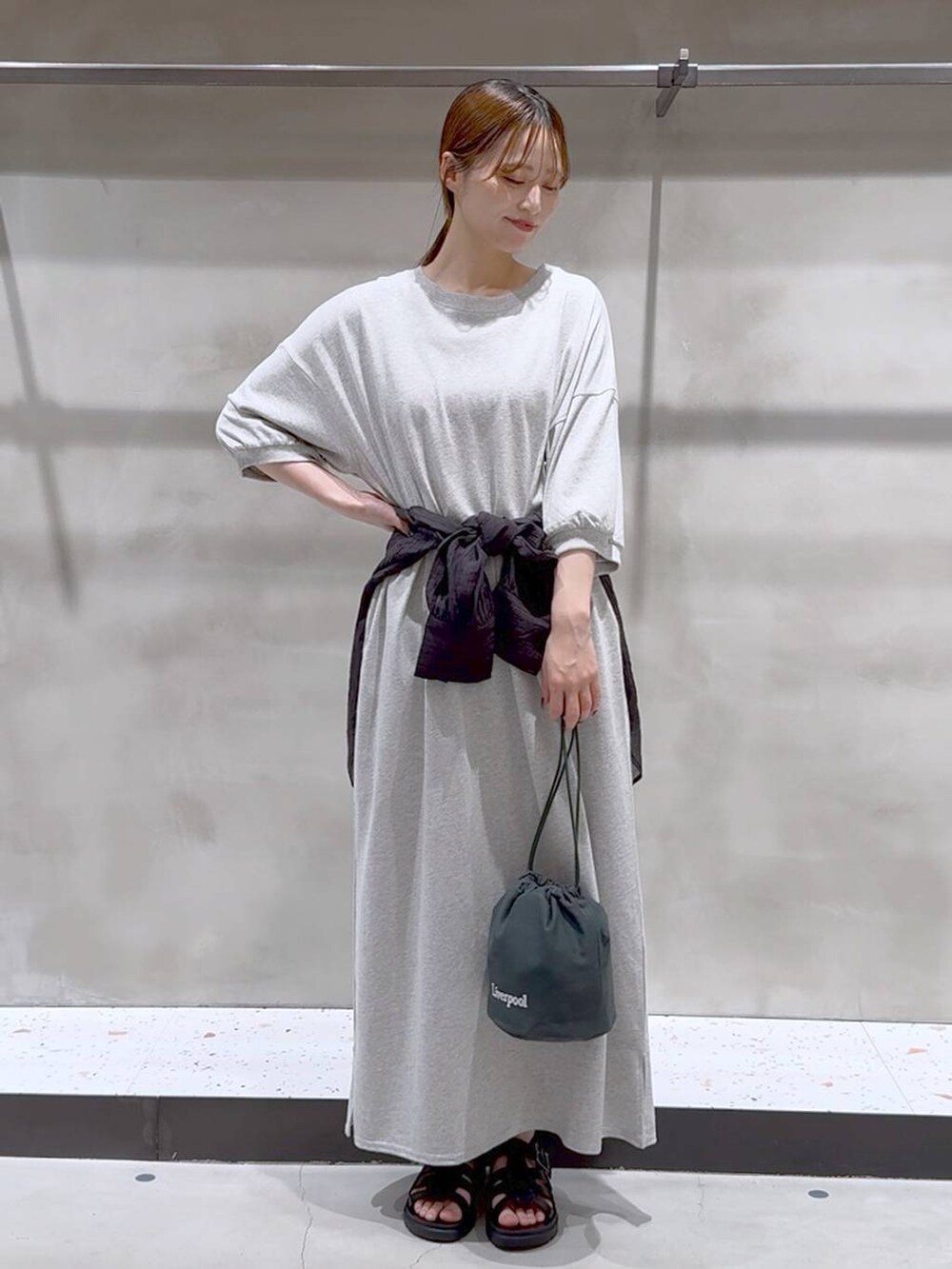 ブラック系のサンダル、ブラック系のシャツ/ブラウス、グリーン系のショルダーバッグを着用したレディースの夏コーディネートの4枚目の写真