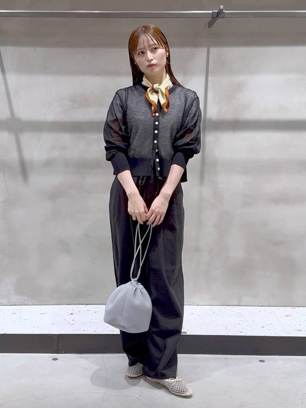 グレー系のその他パンツ、ホワイト系のTシャツ/カットソー、ベージュ系のバレエシューズを着用したレディースの春コーディネートの2枚目の写真