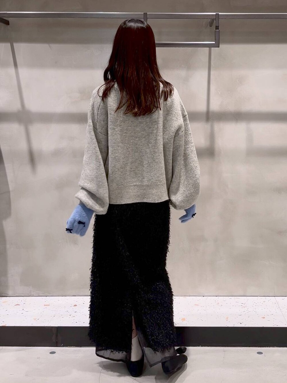 ブラック系のバレエシューズ、グレー系のニット/セーター、ブラック系のスカートを着用したレディースの秋コーディネートの6枚目の写真