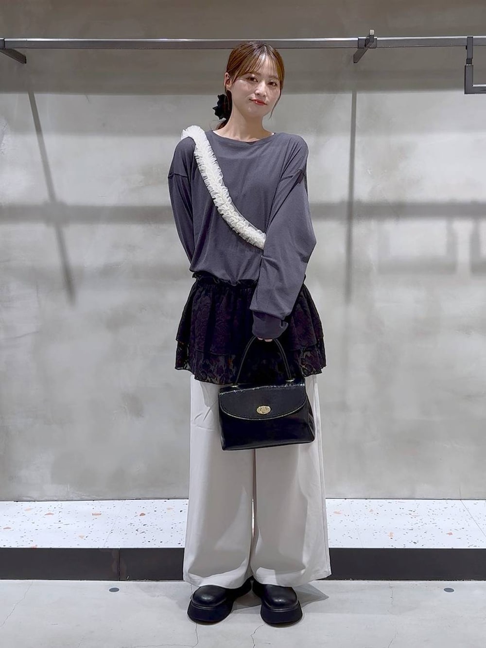 ブラック系のキャミソール、ブラック系のボストンバッグ、ブラック系のサンダルを着用したレディースの秋コーディネートの2枚目の写真