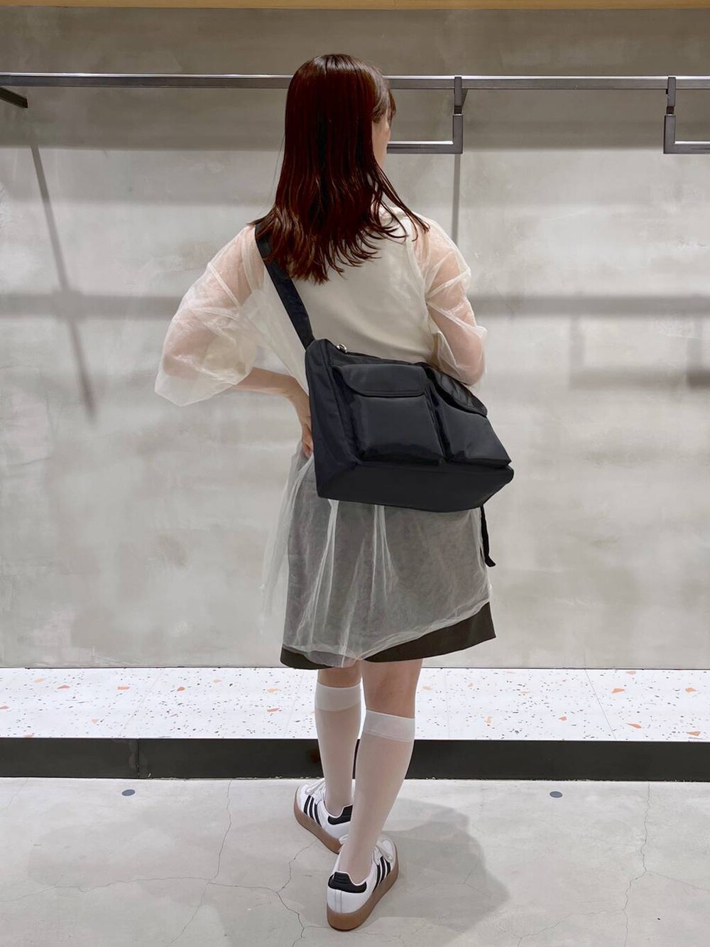 ホワイト系のシャツ/ブラウス、ホワイト系のタンクトップ、ブラック系のショルダーバッグを着用したレディースの夏コーディネートの6枚目の写真