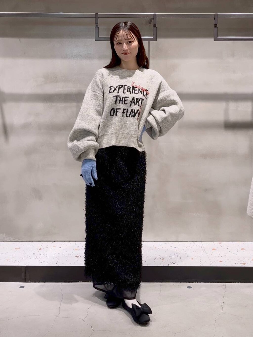 ブラック系のバレエシューズ、グレー系のニット/セーター、ブラック系のスカートを着用したレディースの秋コーディネートの3枚目の写真