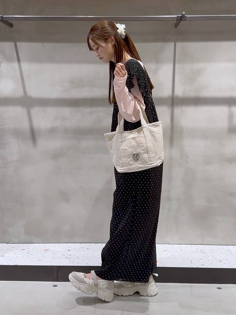 その他のサロペット/オーバーオール、ホワイト系のショルダーバッグ、ホワイト系のスニーカーを着用したレディースの秋コーディネートの3枚目の写真