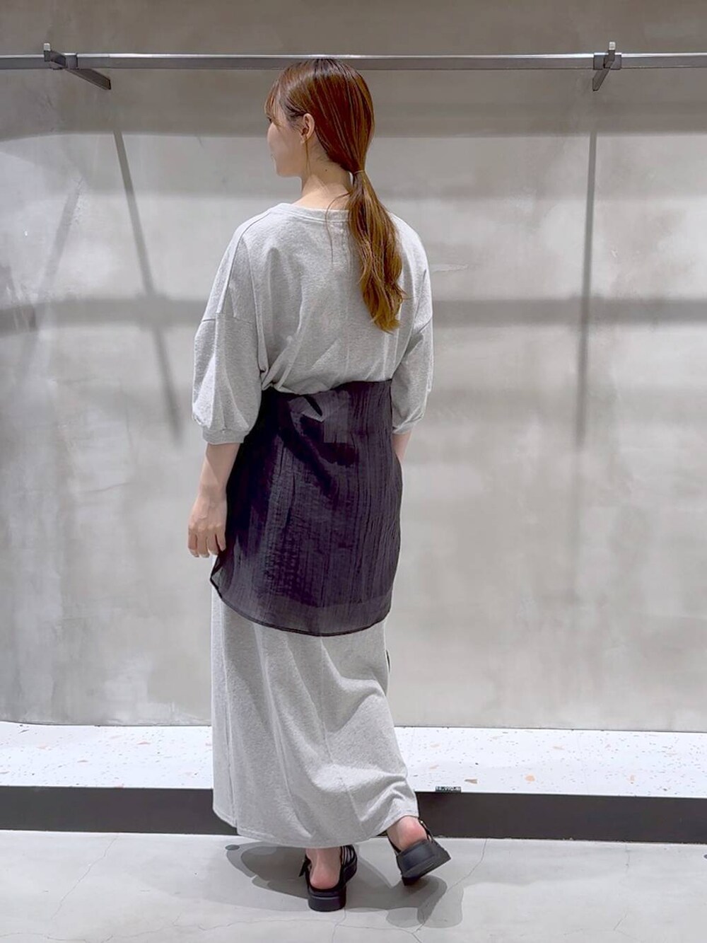 ブラック系のサンダル、ブラック系のシャツ/ブラウス、グリーン系のショルダーバッグを着用したレディースの夏コーディネートの8枚目の写真