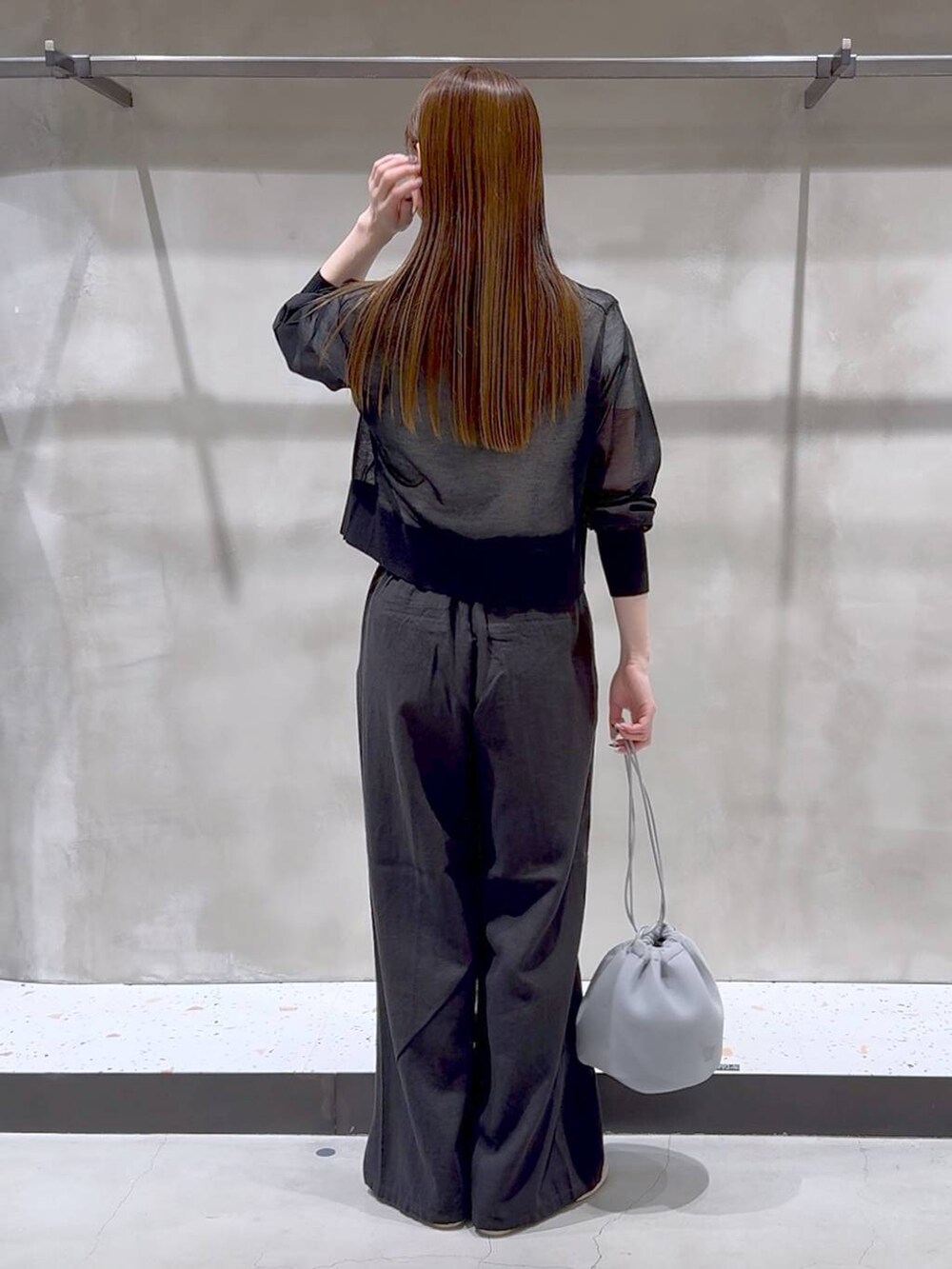 グレー系のその他パンツ、ホワイト系のTシャツ/カットソー、ベージュ系のバレエシューズを着用したレディースの春コーディネートの6枚目の写真