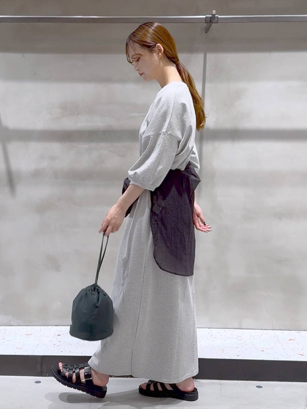 ブラック系のサンダル、ブラック系のシャツ/ブラウス、グリーン系のショルダーバッグを着用したレディースの夏コーディネートの6枚目の写真