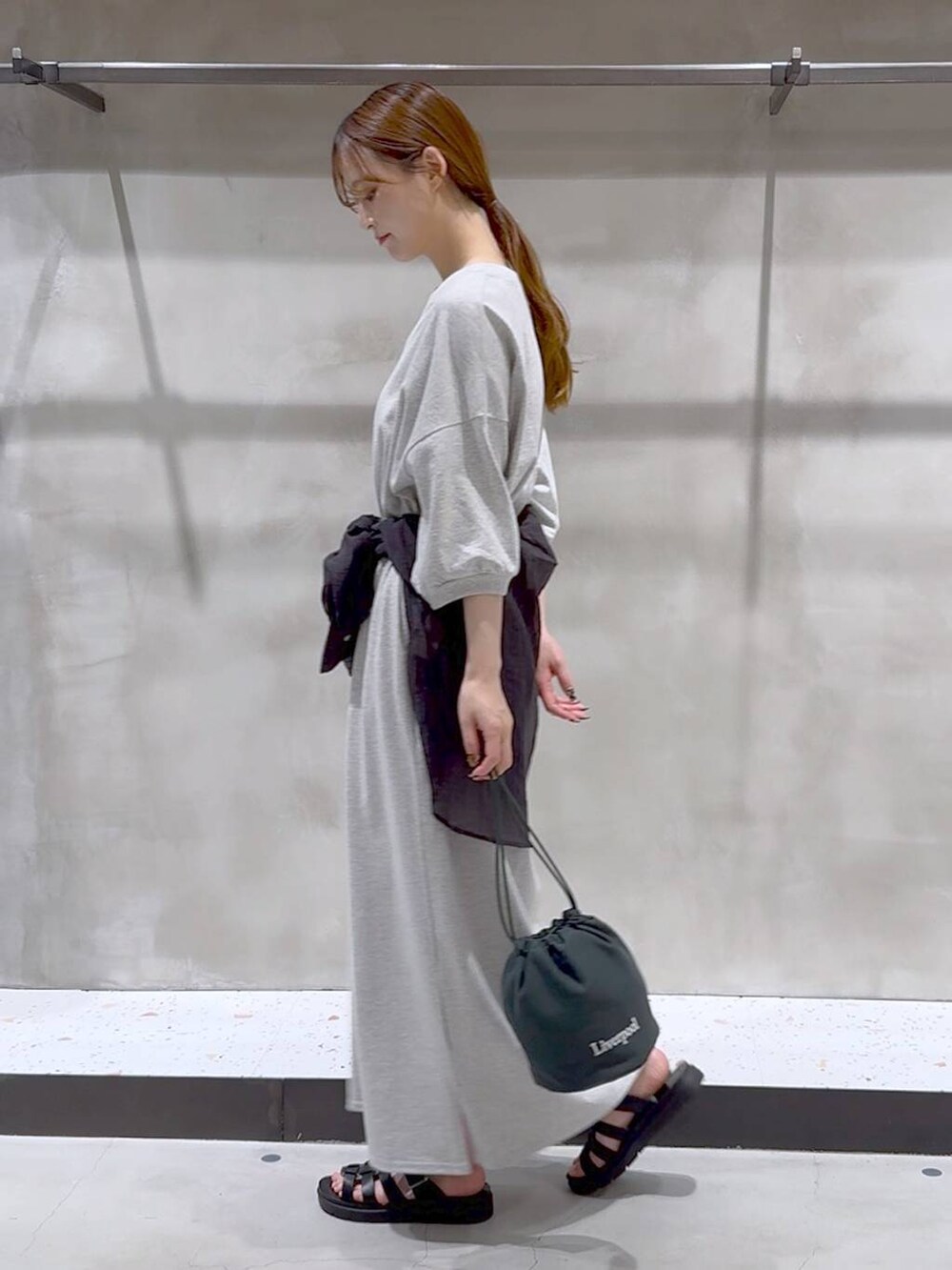 ブラック系のサンダル、ブラック系のシャツ/ブラウス、グリーン系のショルダーバッグを着用したレディースの夏コーディネートの5枚目の写真