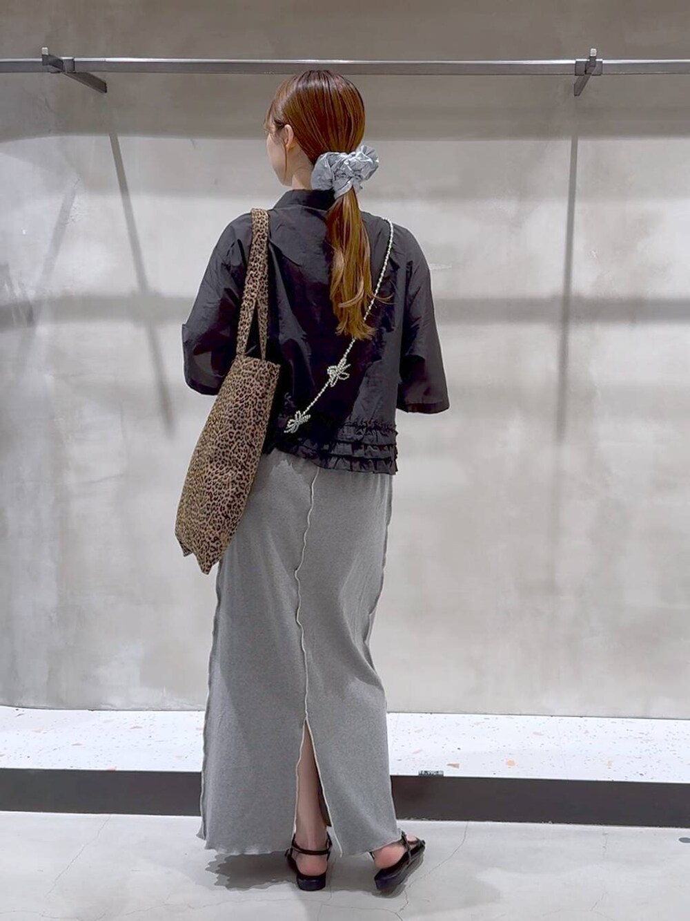 その他のトートバッグ、ブラック系のサンダル、グレー系のスカートを着用したレディースの夏コーディネートの7枚目の写真